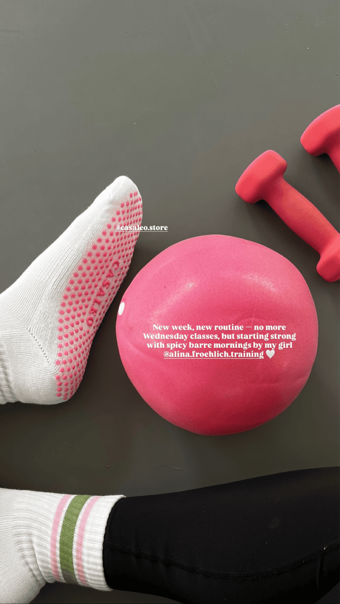 Pilates Socken, die gerade getragen werden, leichte Gewichte und ein Ball