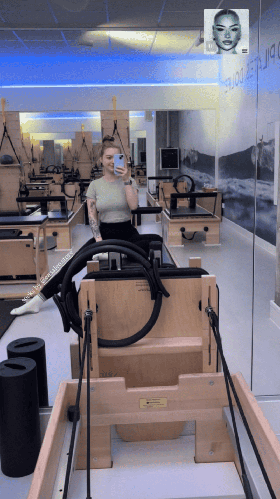 Mädchen im Reformer Studio, die ihre Grip Socken von CASALEO präsentiert