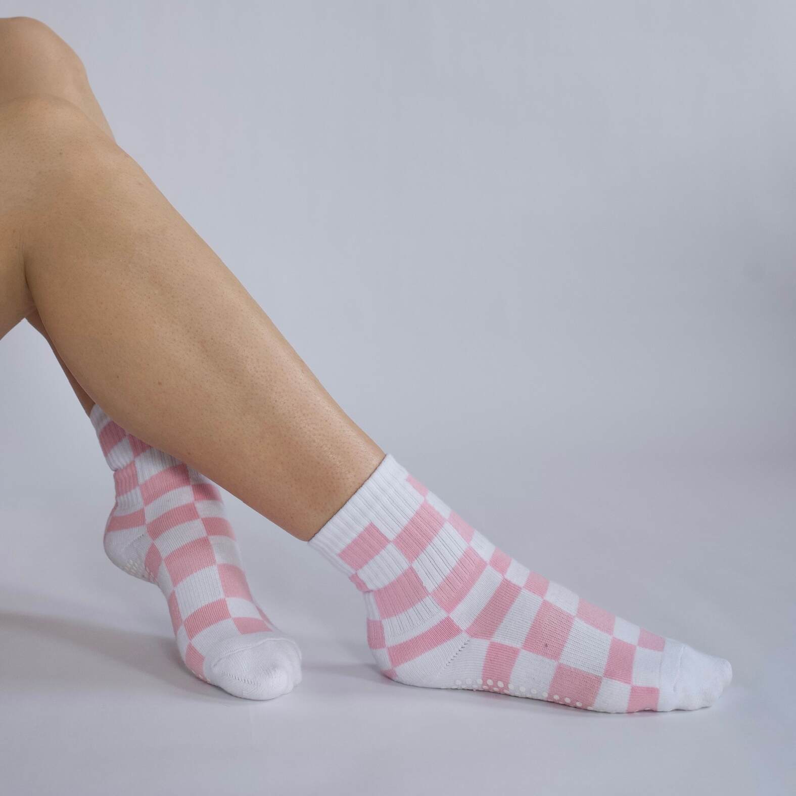 Pilates Socken in Weiß mit Karo Muster in Pink von der Seite