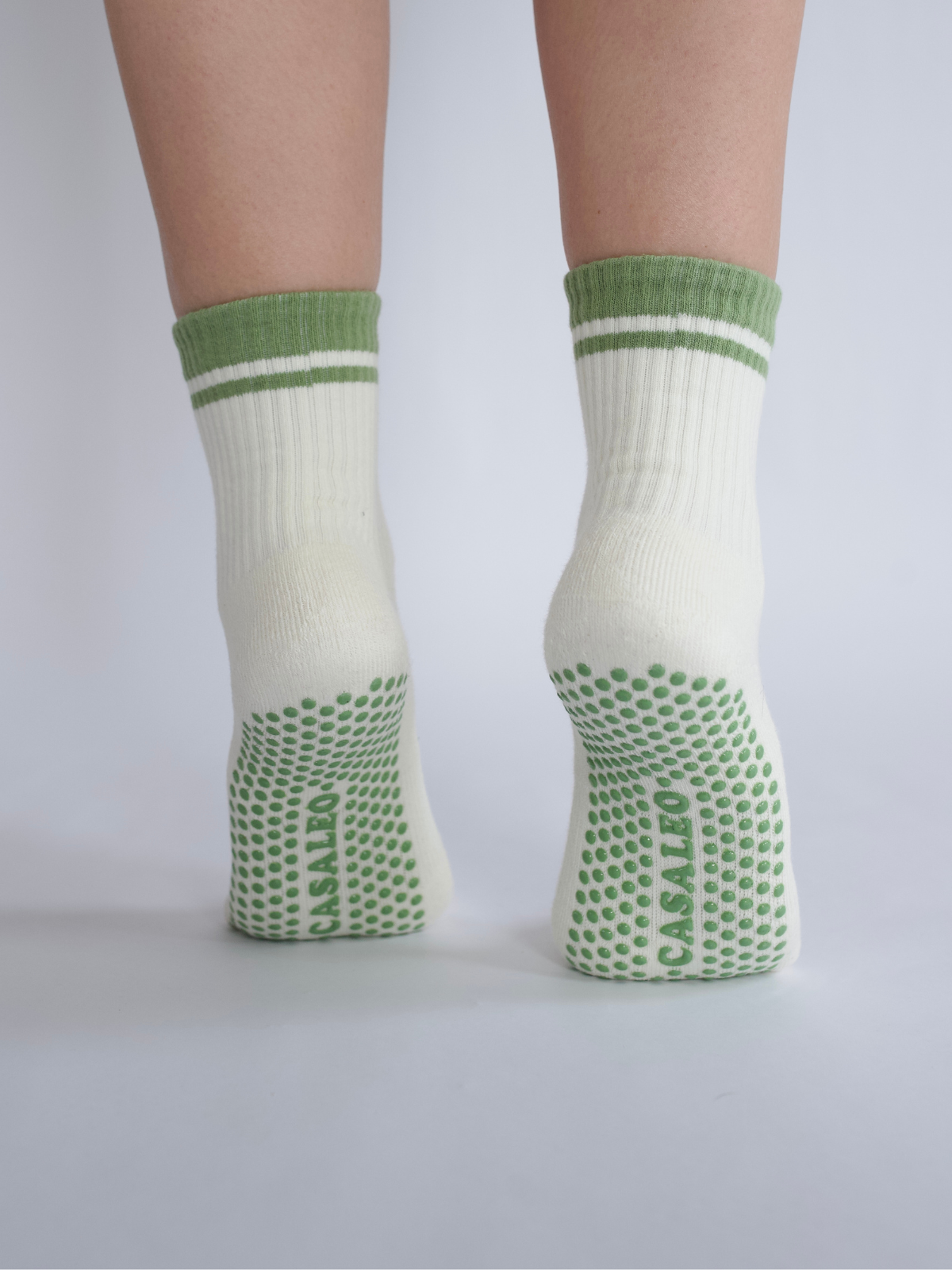 Pilates Socken in Weiß und Grün, Modell MATCHA LOVER