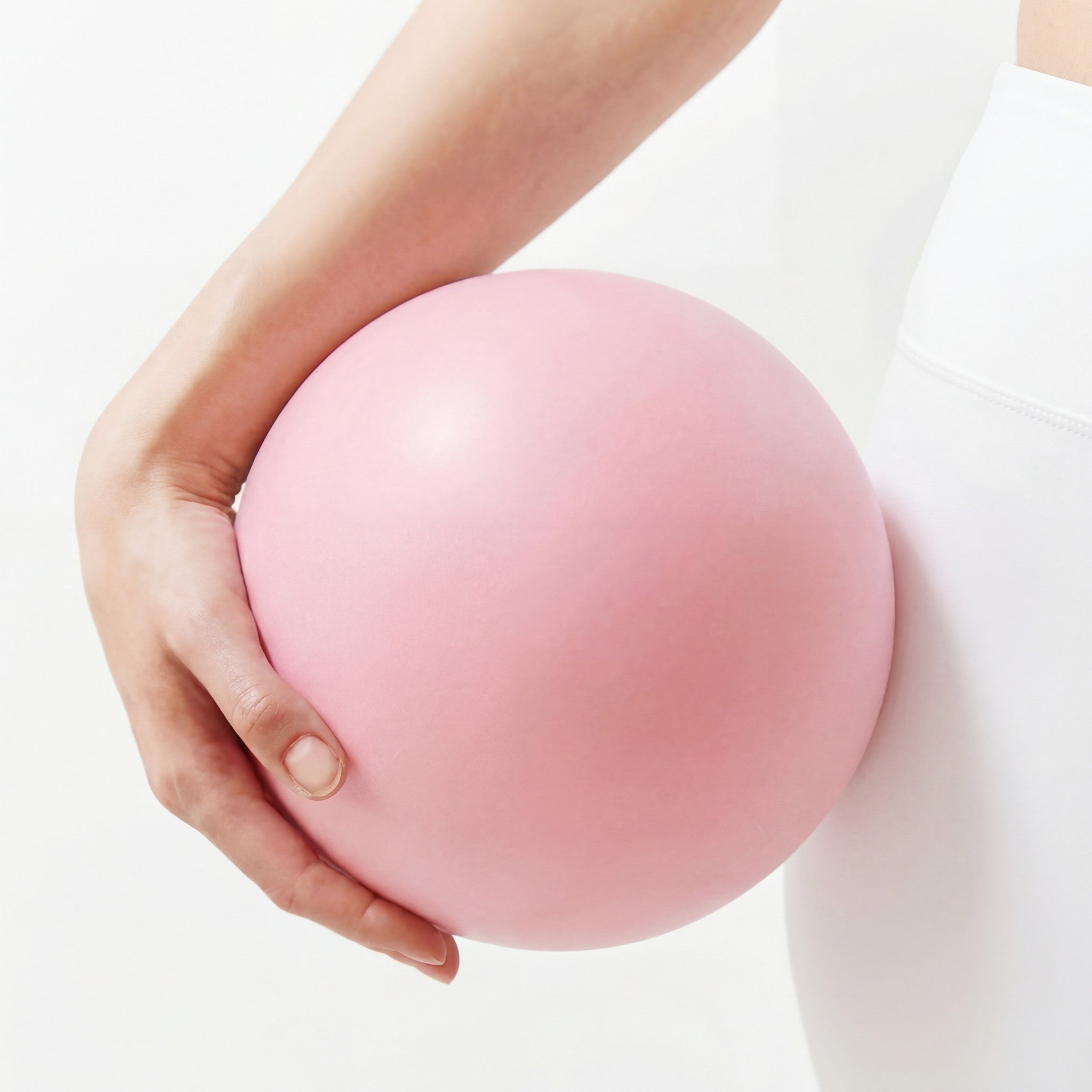 Pilates Ball von CASALEO in Hell-Pink im Studio im Arm