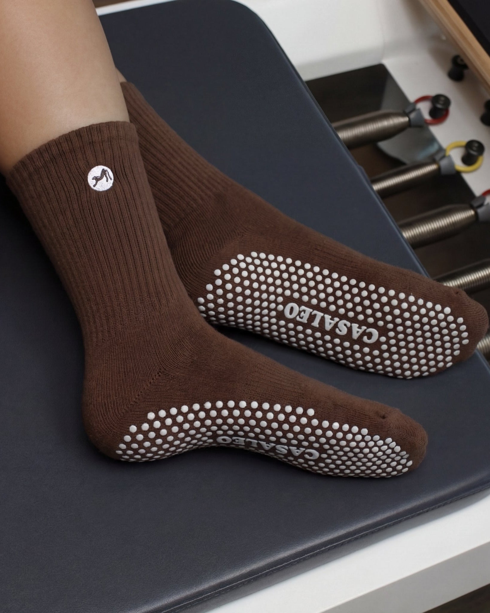 CASALEO Grip Socken in Espresso Braun auf dem Reformer