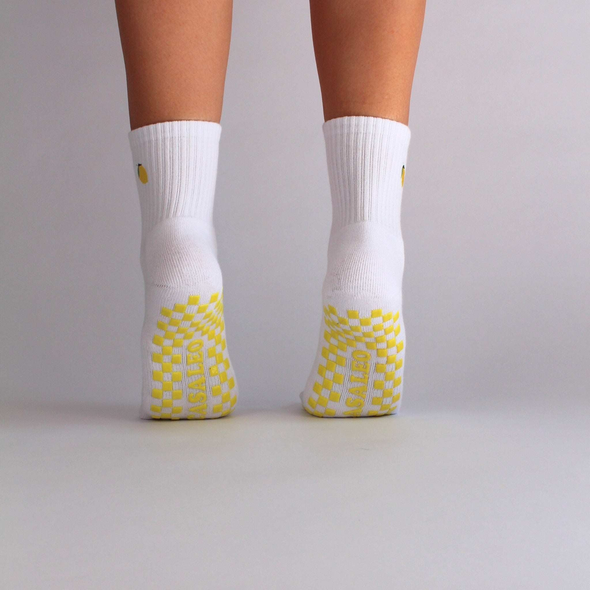 CASALEO Grip Socken in Weiß mit Zitronen Icon und gelber Grip Sohle, optimal für Pilates, Yoga und Barre von hinten