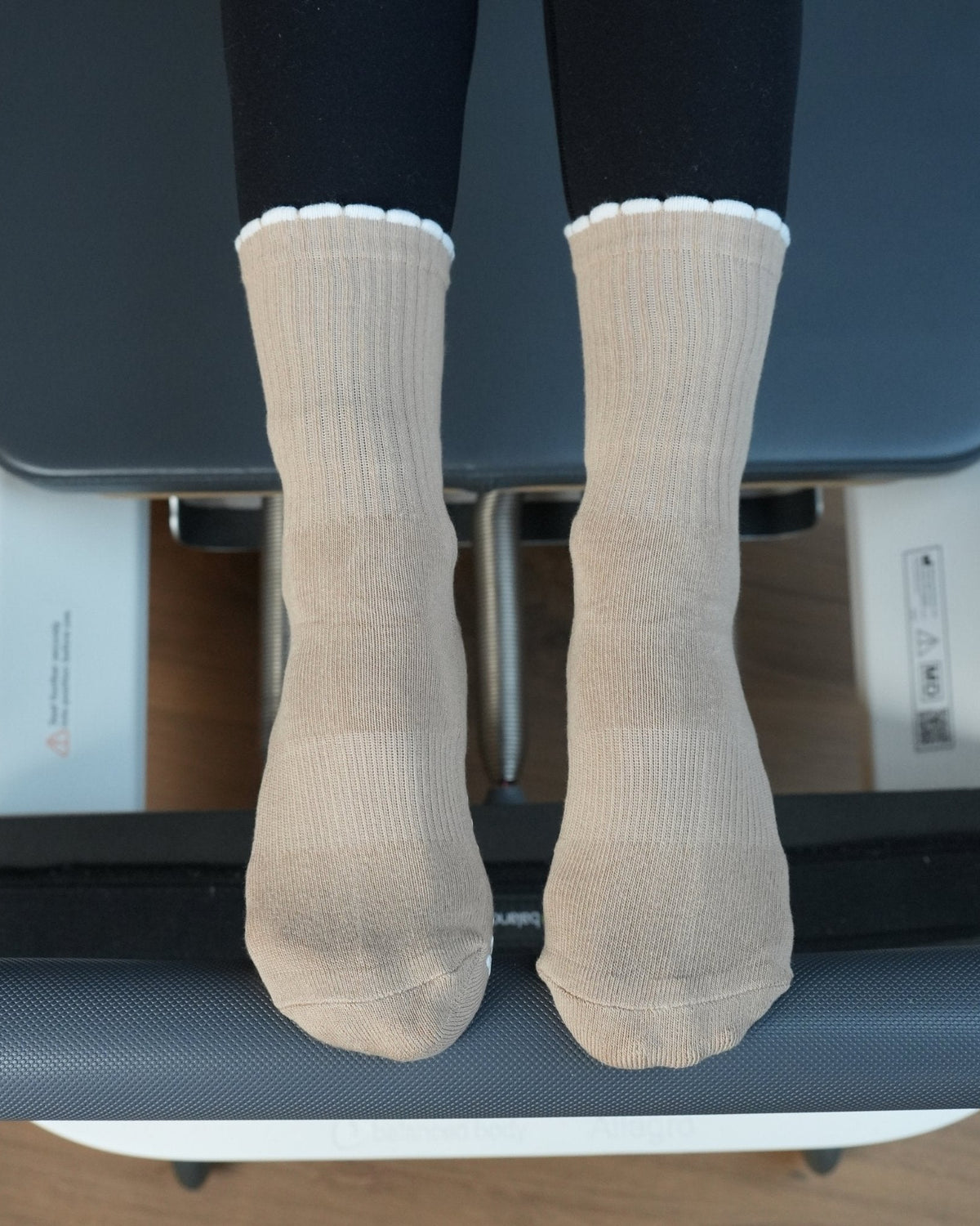 casaleo Pilates Socken in Beige auf dem Reformer