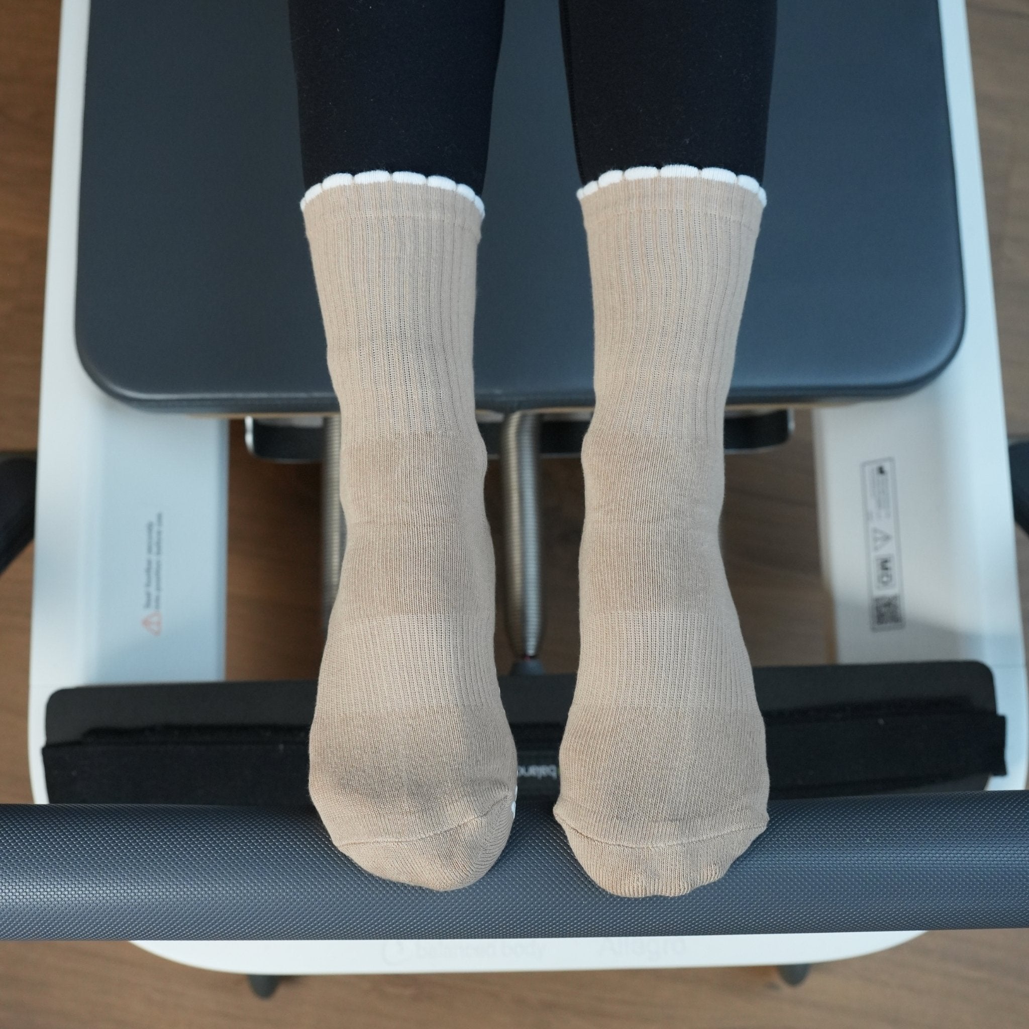 CASALEO Pilates Socken in Beige auf dem Reformer