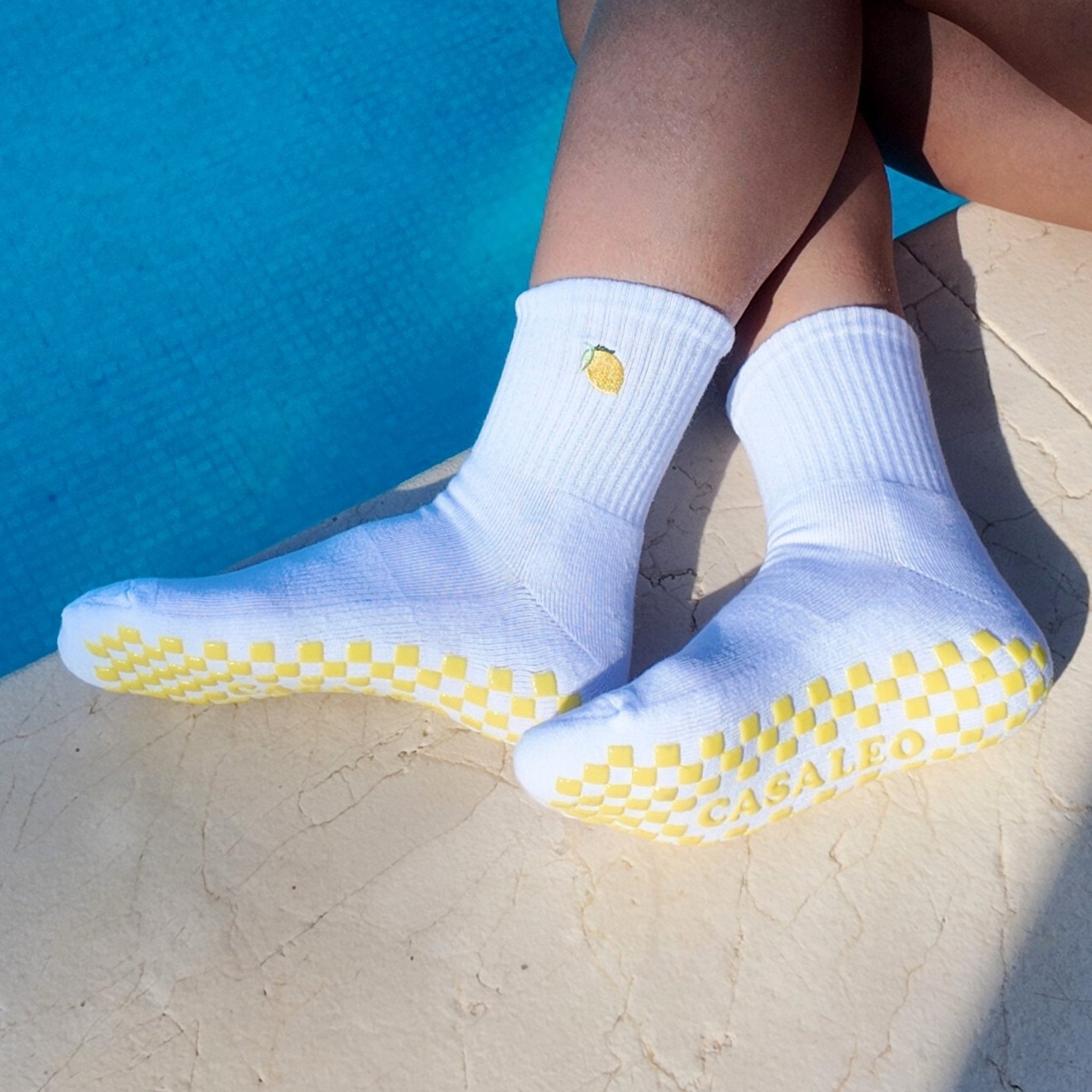 CASALEO Grip Socken in Weiß mit Zitronen Icon und gelber Grip Sohle, optimal für Pilates, Yoga und Barre am Pool
