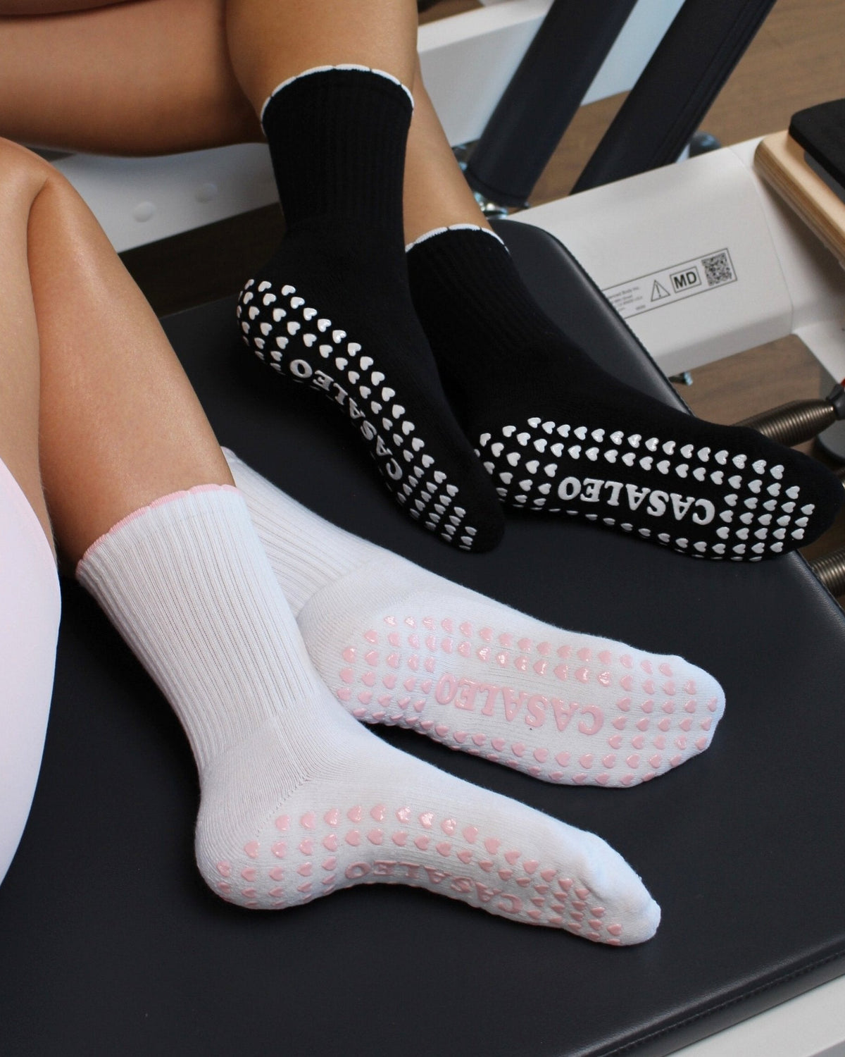 casaleo Grip Socken in Schwarz mit Rüschen Detail in Weiß und in Weiß mit Rüschen Detail in Schwarz