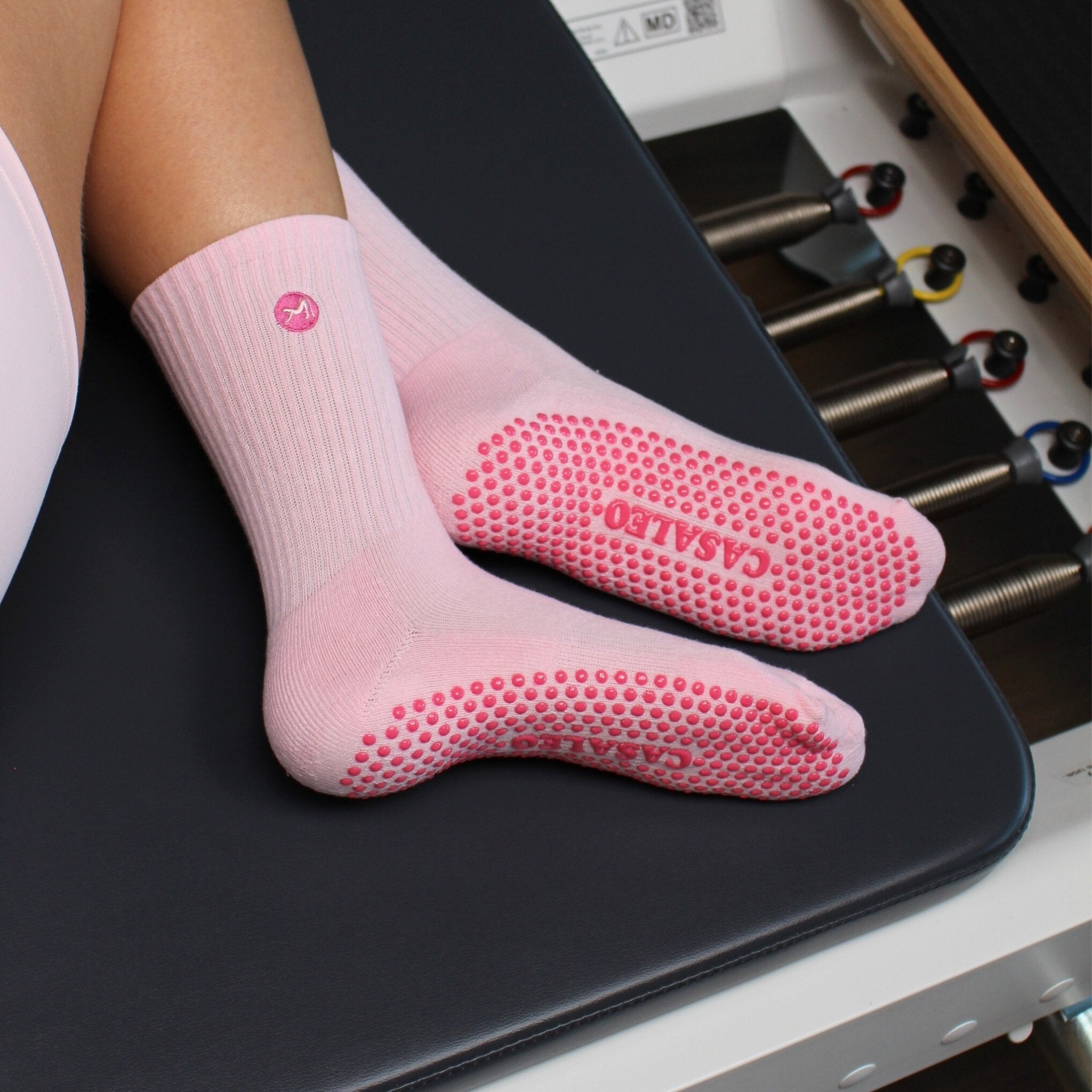 CASALEO Grip Socken in Strawberry Foam Pink auf dem Reformer Gerät