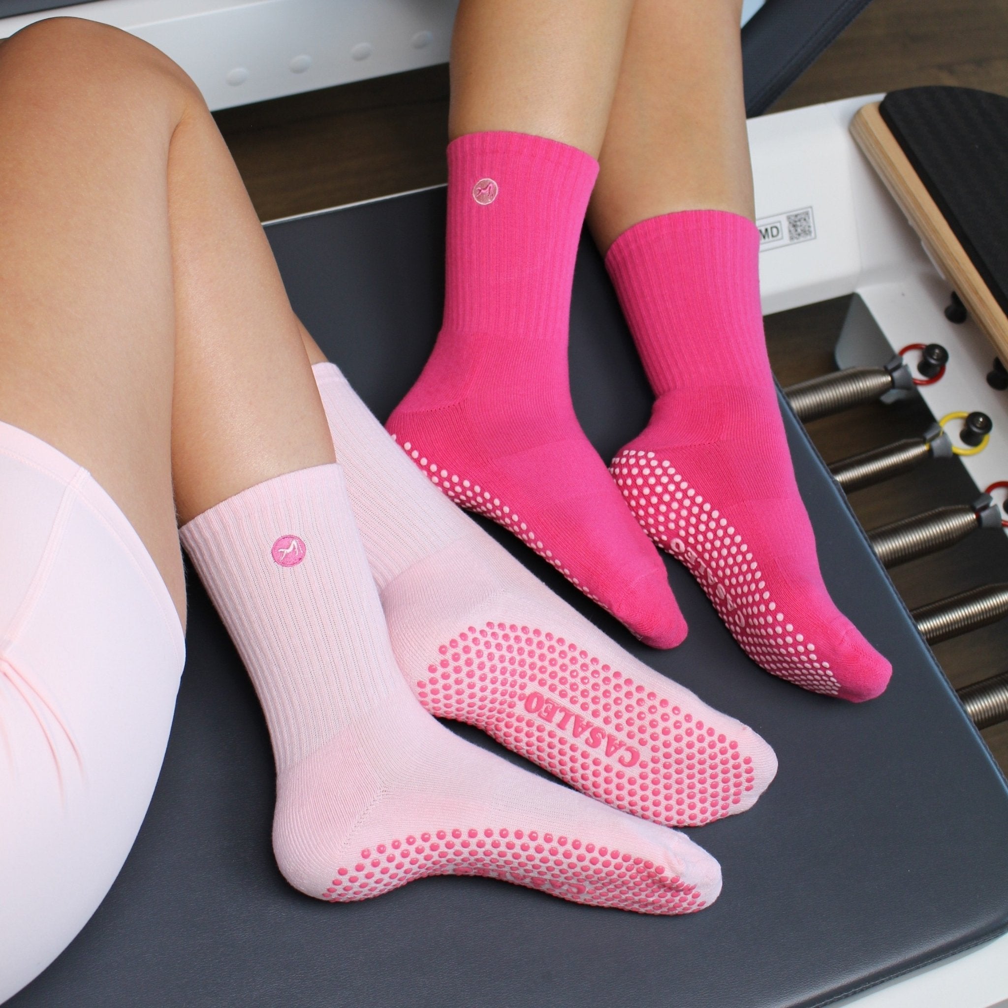 CASALEO Grip Socken in Strawberry Foam Pink und in Magenta auf dem Reformer