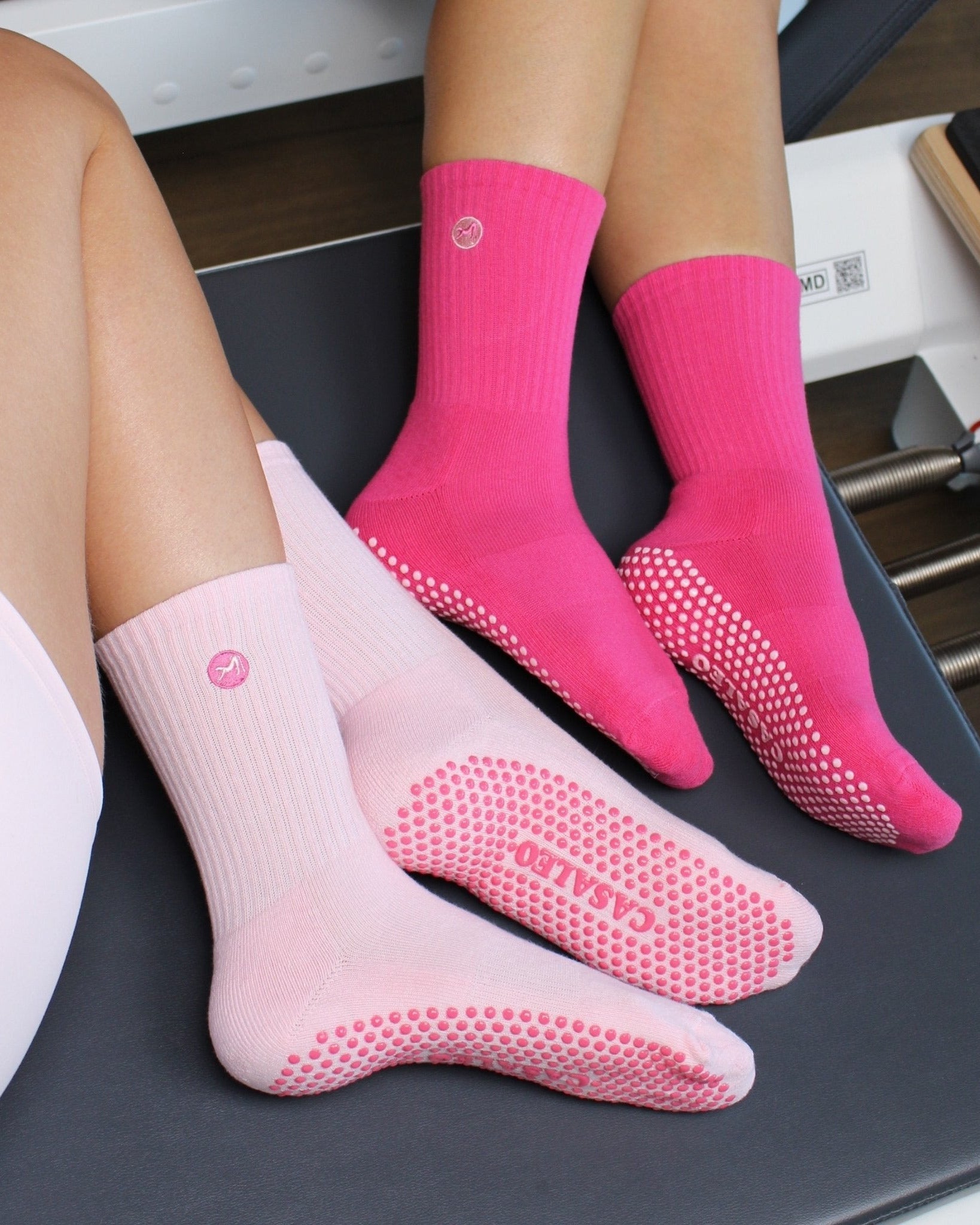 CASALEO Grip Socken in Strawberry Foam Pink und in Magenta auf dem Reformer