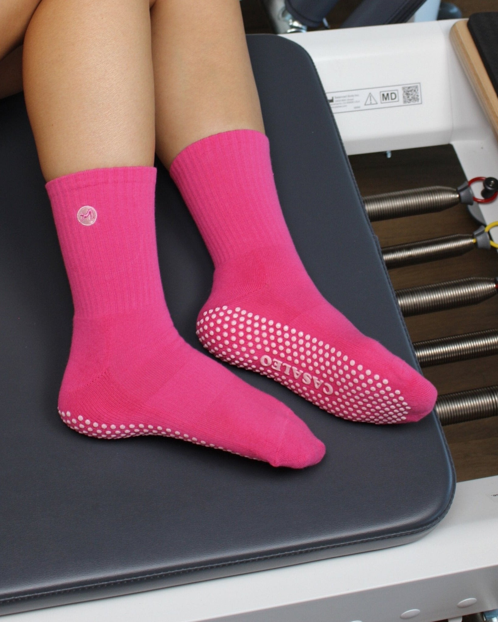 CASALEO Grip Socken in Magenta von der Seite auf dem Reformer Gerät