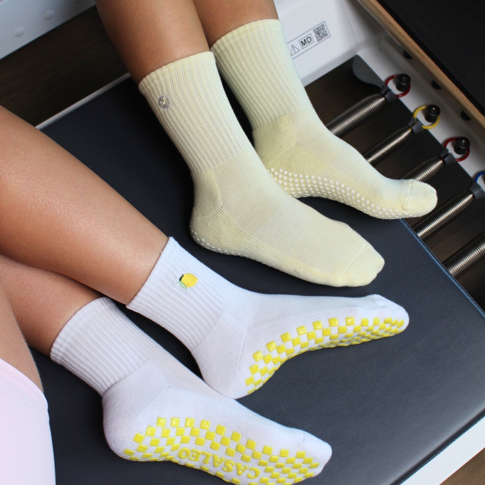 CASALEO Grip Socken in Butter Yellow Gelb und Sour Lemon Gelb auf dem Reformer Gerät