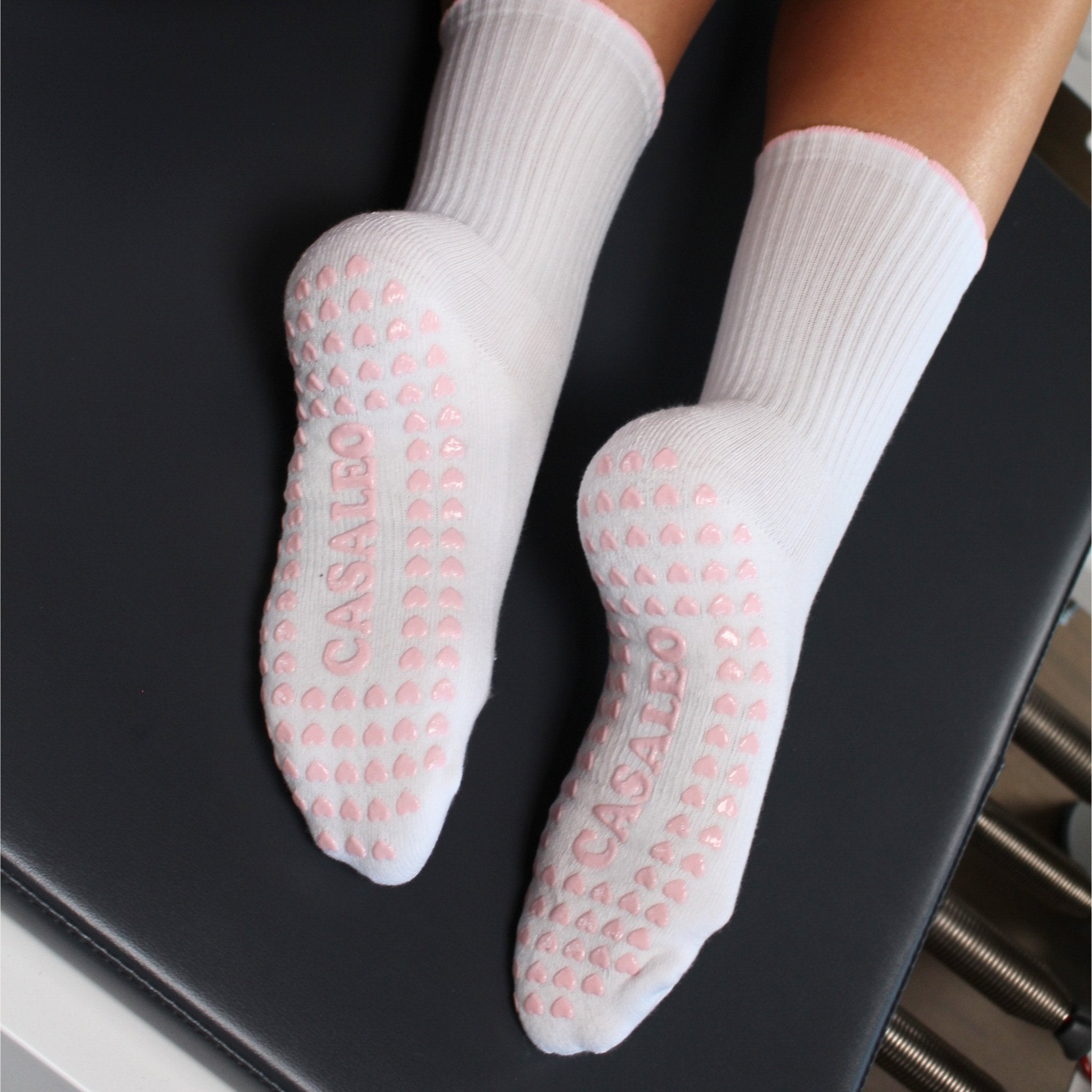 CASALEO Grip Socken in Weiß mit Rüschen Detail in Pink von oben