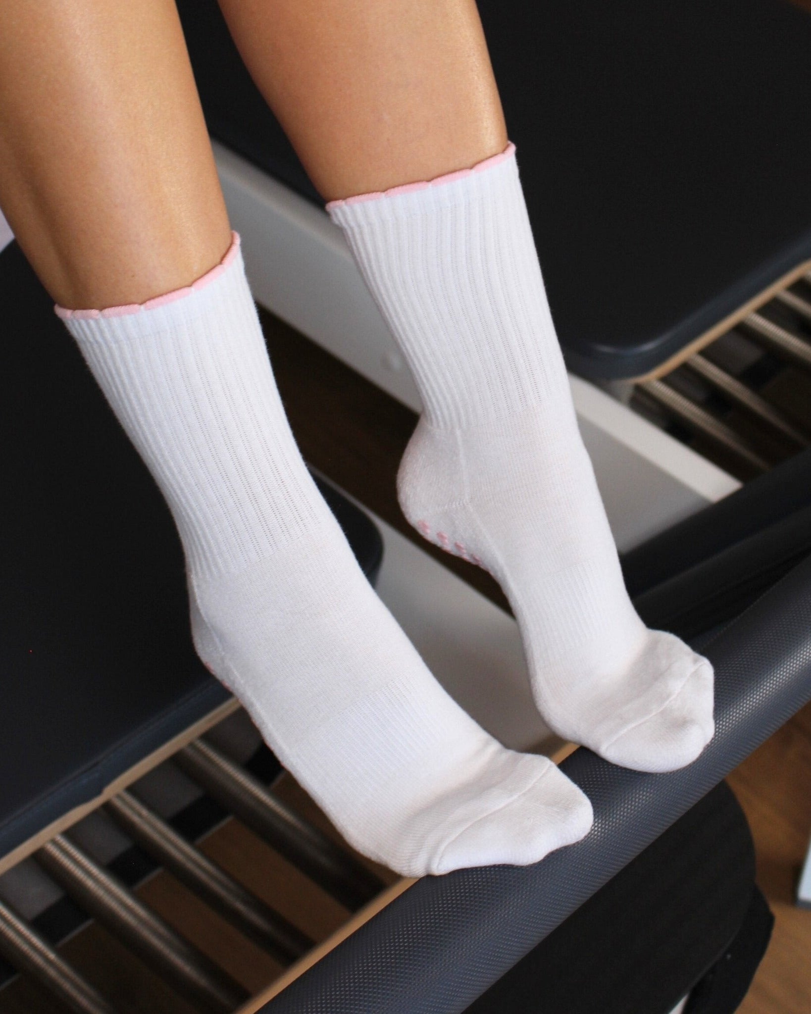 CASALEO Grip Socken in Weiß mit Rüschen Detail in Pink auf dem Reformer Gerät
