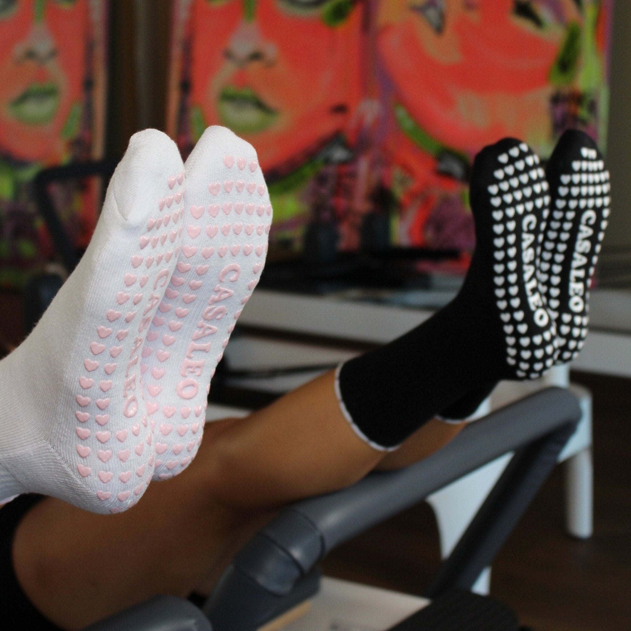 CASALEO Grip Socken in Schwarz mit Rüschen Detail in Weiß und in Weiß mit Rüschen Detail in Schwarz