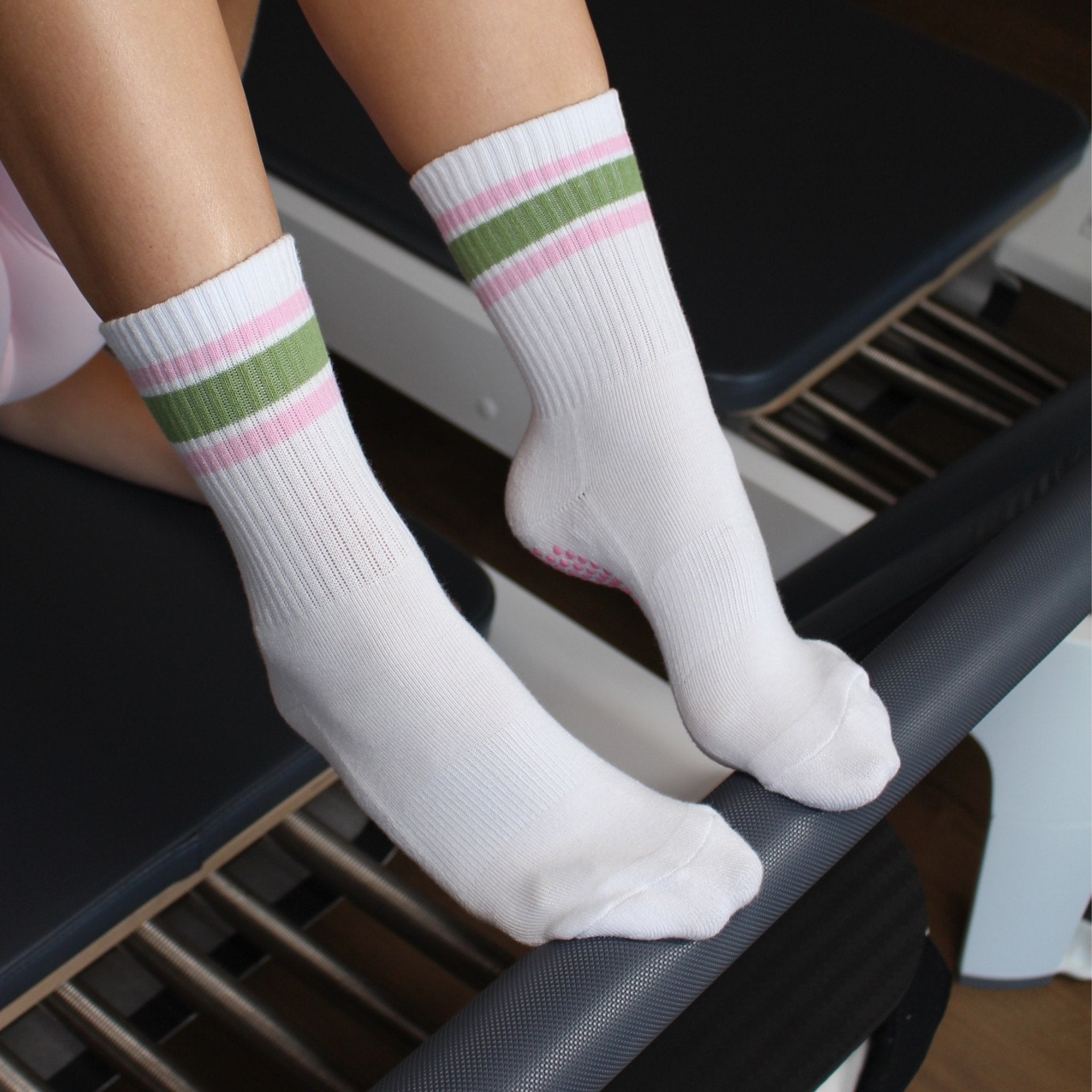 CASALEO Grip Socken in Weiß mit grünem und pinken Streifen, optimal für Pilates, Yoga und Barre