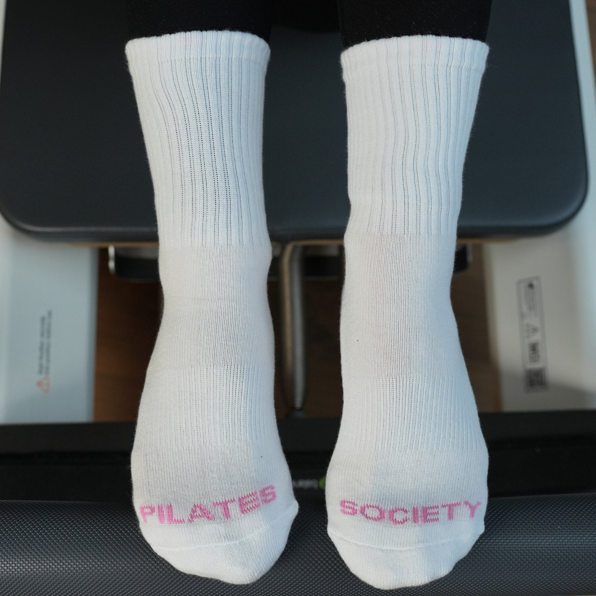 CASALEO Pilates Socken in Weiß mit Pink Akzenten von oben auf dem Reformer