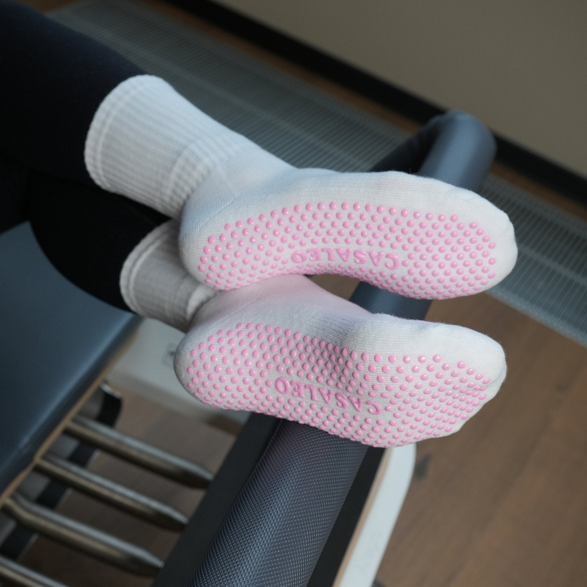 CASALEO Pilates Socken in Weiß mit Pink Akzenten von oben auf dem Reformer