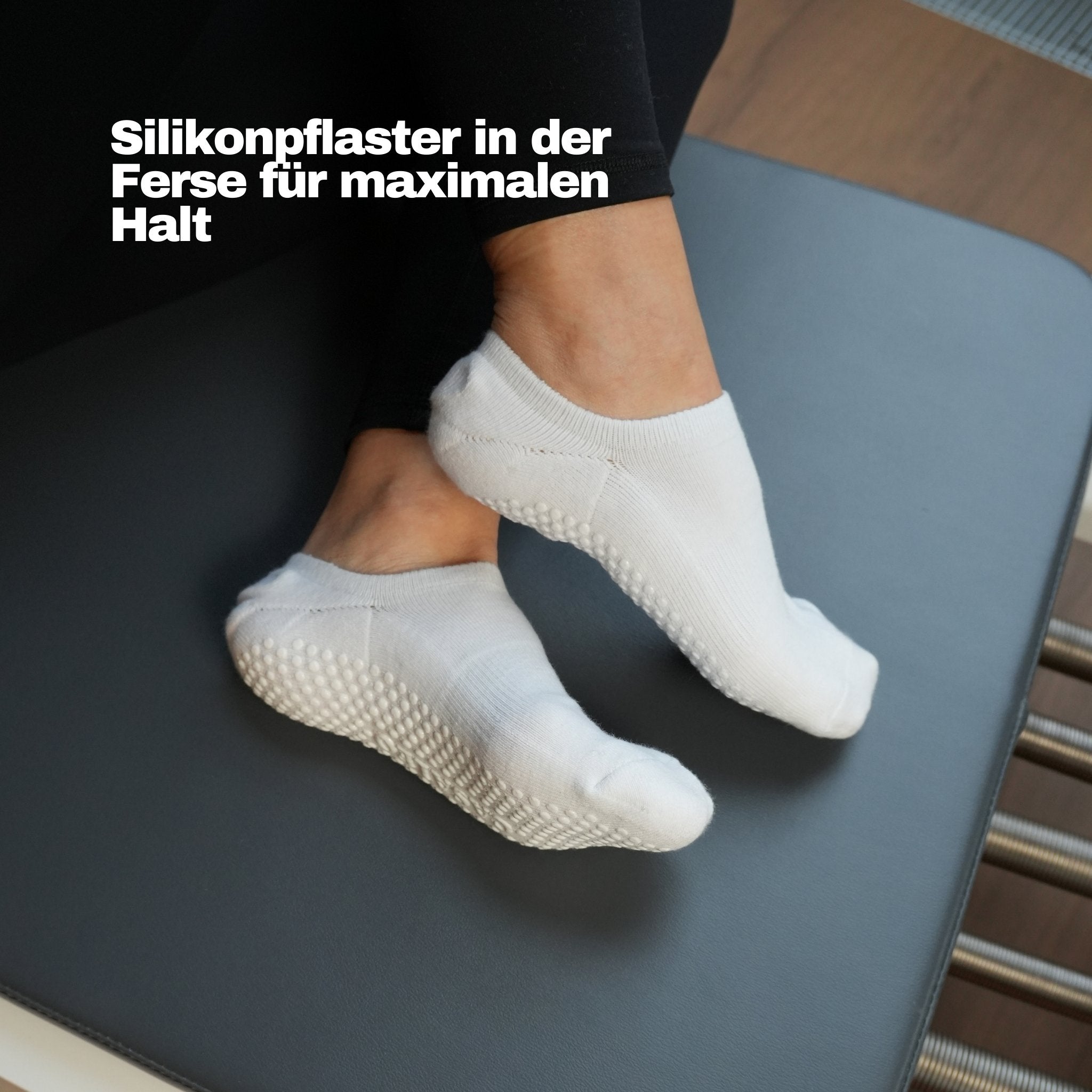CASALEO Pilates Socken in Weiß in Extra-Kurz auf dem Reformer