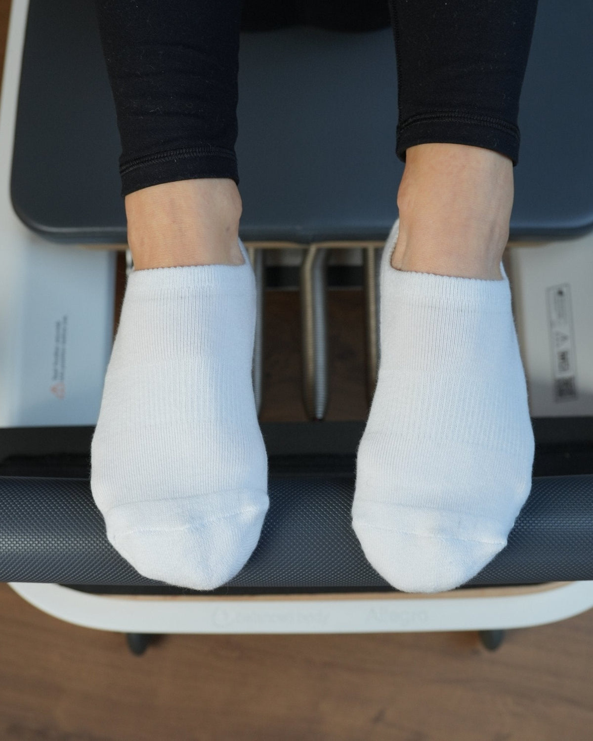 casaleo Pilates Socken in Weiß in Extra-Kurz auf dem Refomer