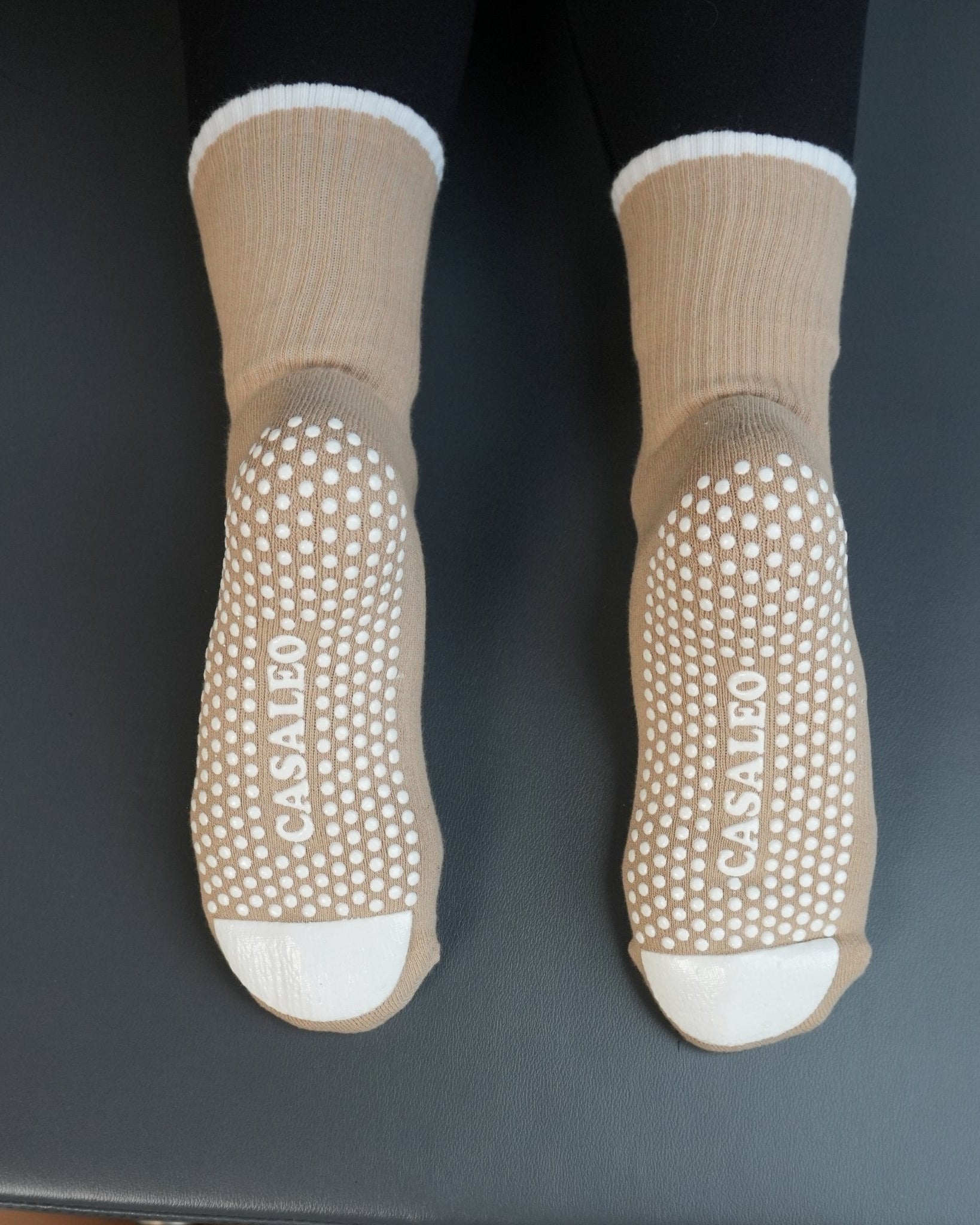 CASALEO Pilates Socken in Beige mit Aufschrift und Extra Gripfläche auf dem Reformer