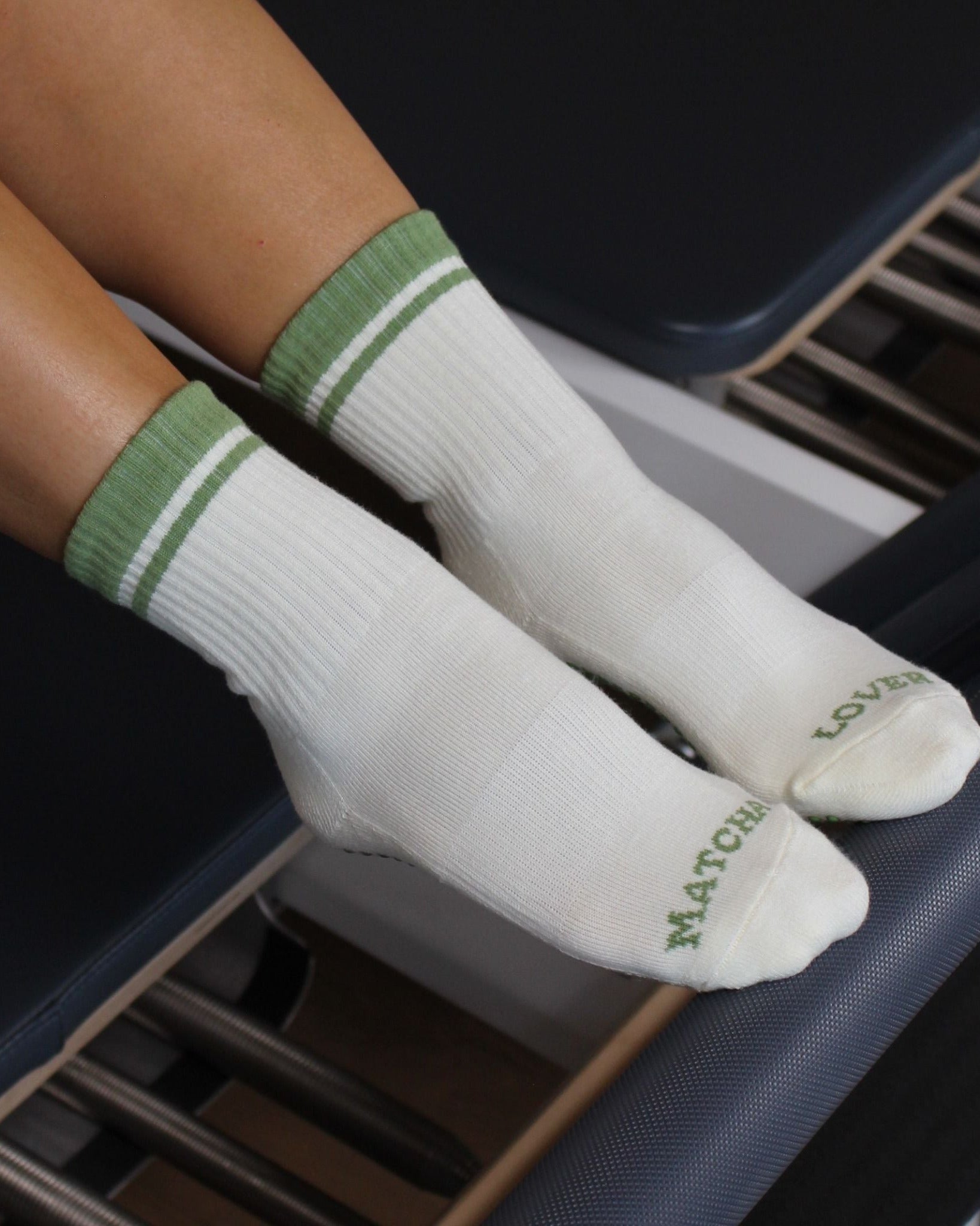 CASALEO Grip Socken in Oatmilk Weiß mit MATCHA LOVER Schrift in Grün von oben auf dem Reformer Gerät