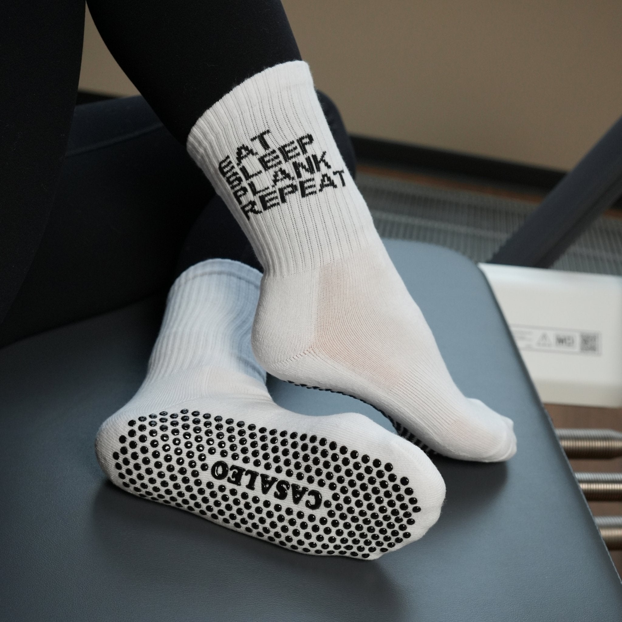 CASALEO Pilates Socke mit Aufschrift an der Seite auf dem Reformer