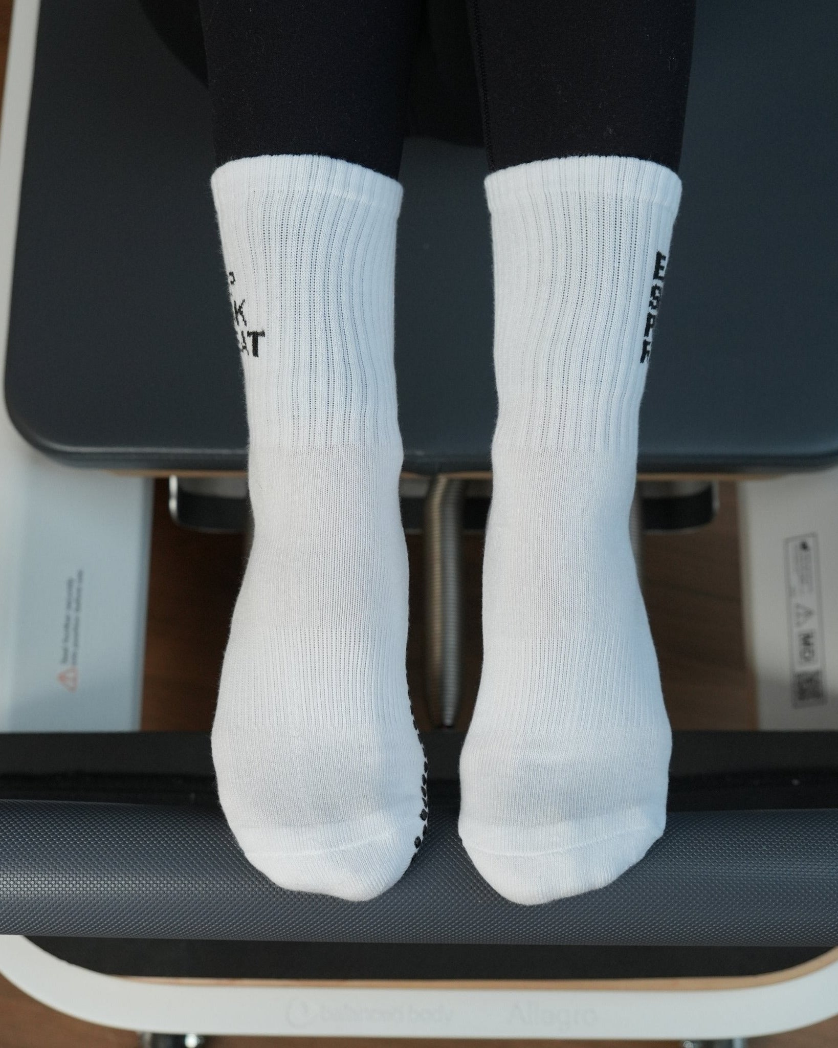 CASALEO Pilates Socke mit Aufschrift an der Seite auf dem Reformer
