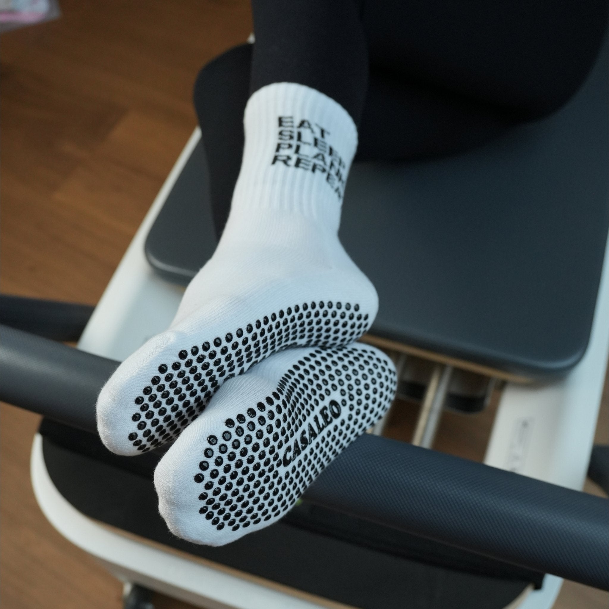 CASALEO Pilates Socke mit Aufschrift an der Seite auf dem Reformer
