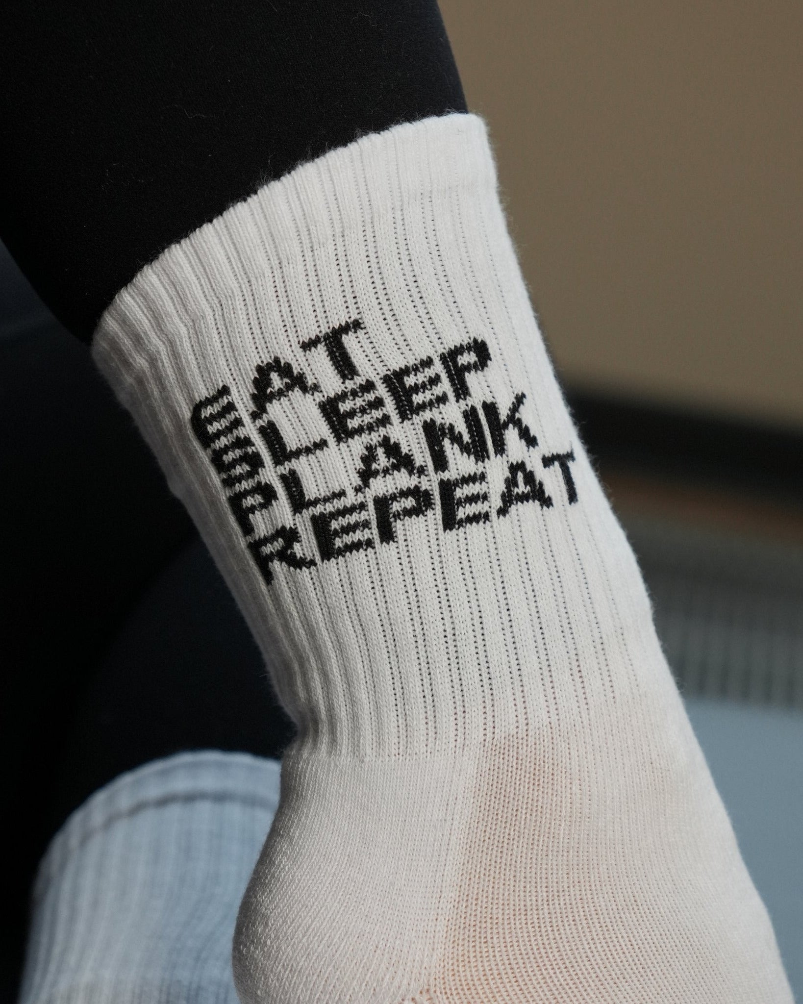 CASALEO Pilates Socke mit Aufschrift an der Seite auf dem Reformer