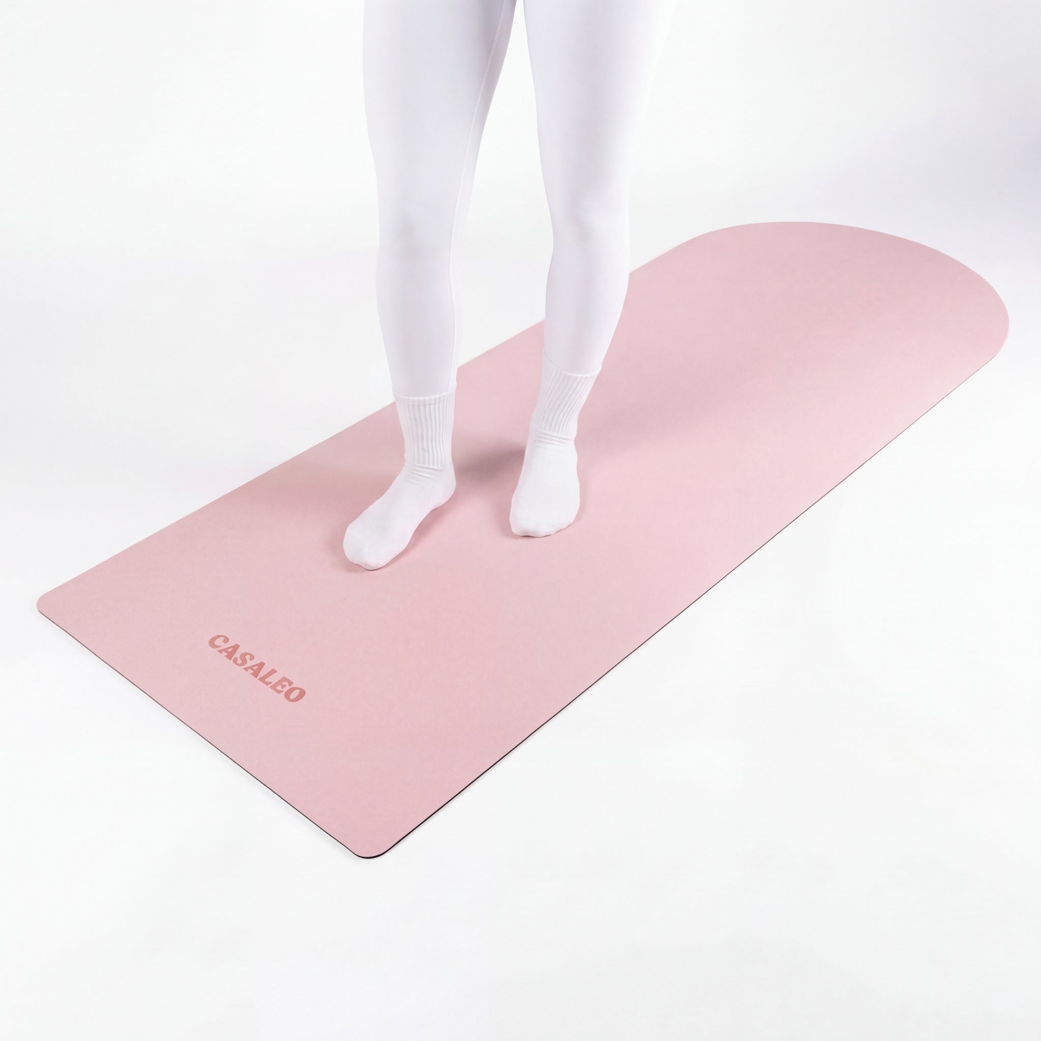 Trainingsmatte für Pilates und Yoga von CASALEO in Hell-Pink mit Person darauf