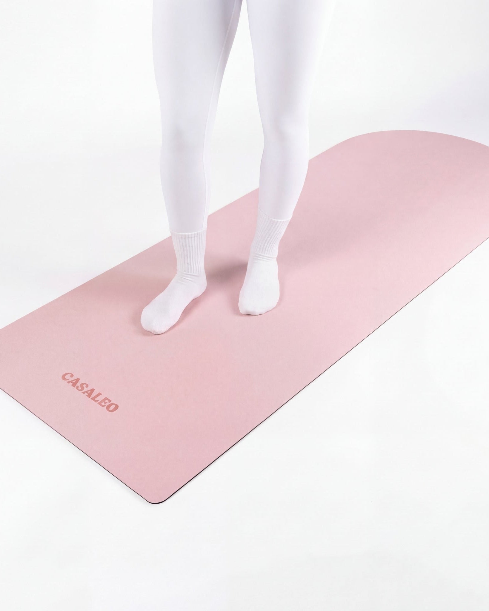 Trainingsmatte von CASALEO in Light Pink mit Person darauf #Farbe_Light Pink