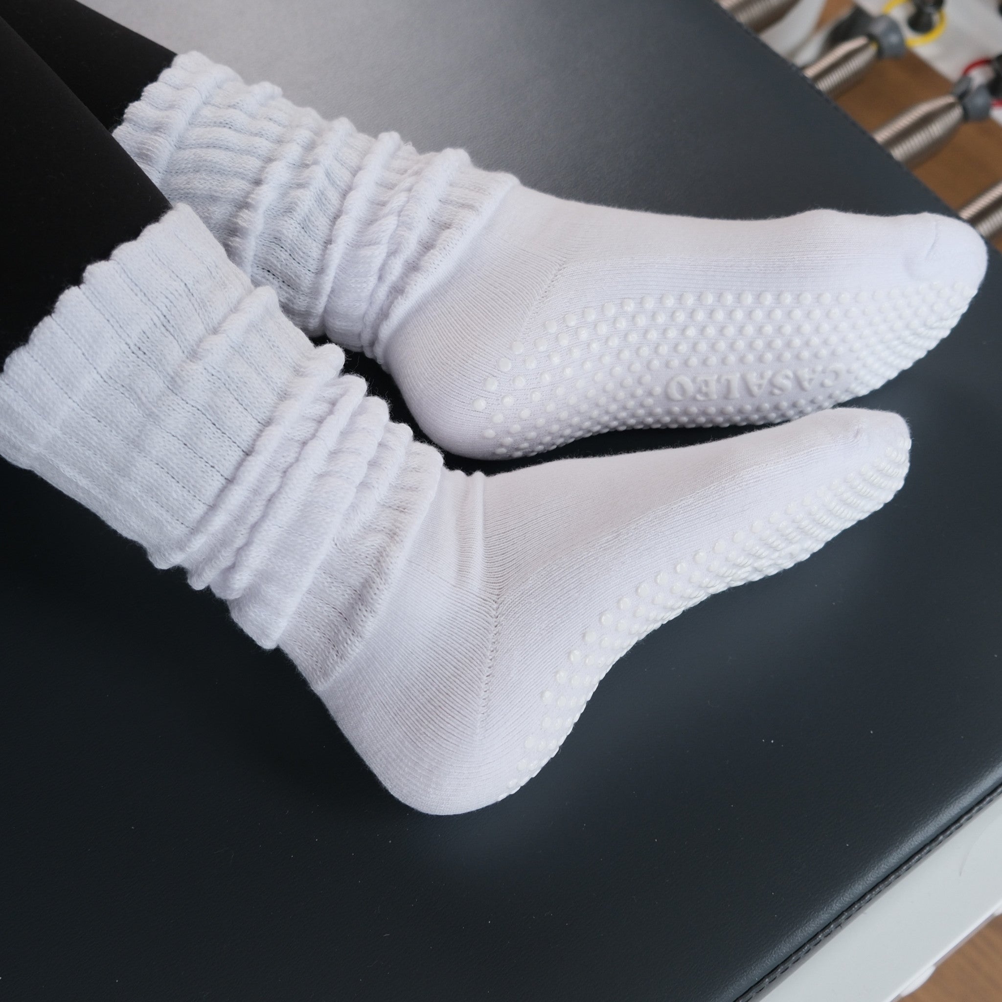Weiße CASALEO Scrunch Grip Socken auf dem Reformer von unten