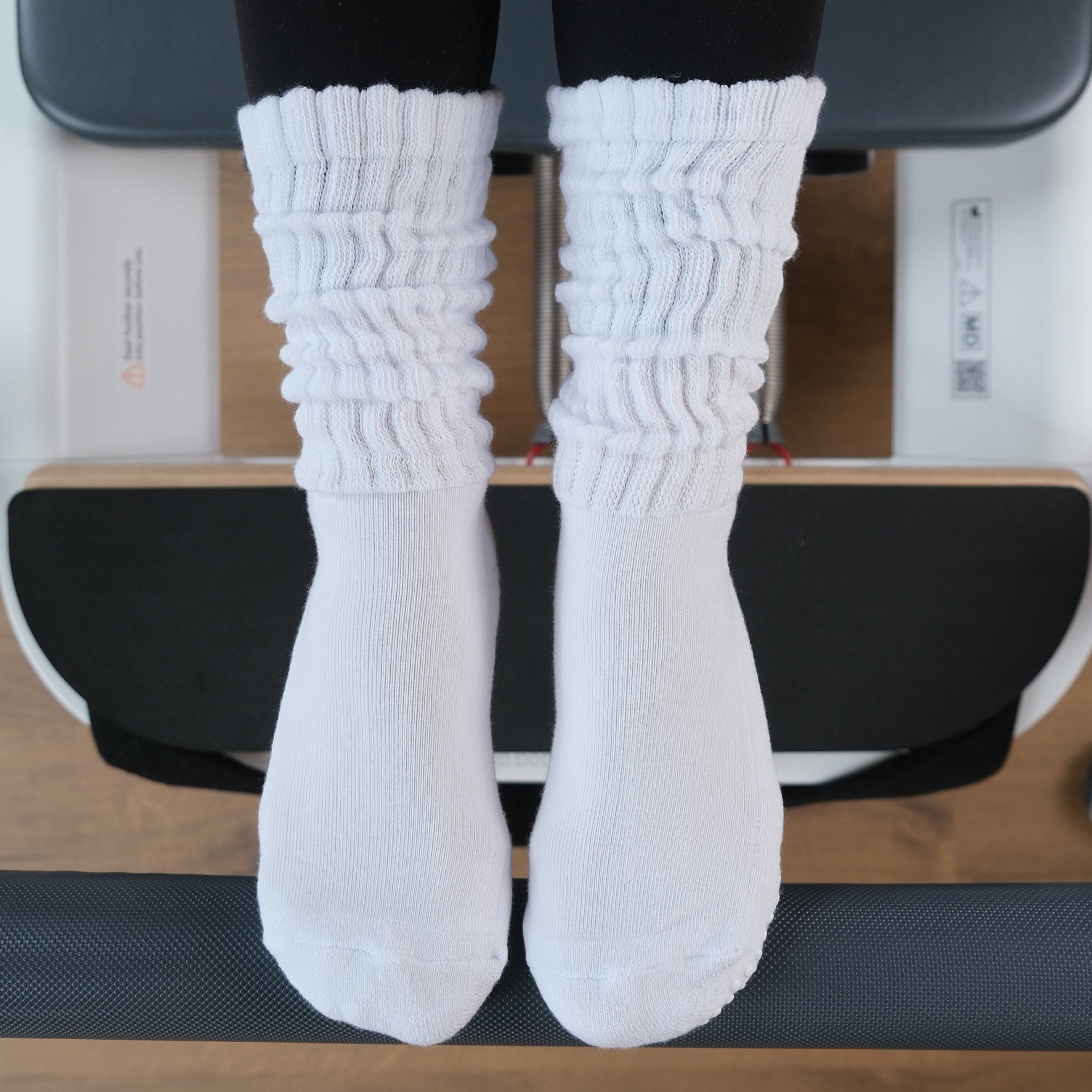 Weiße CASALEO Scrunch Grip Socken auf dem Reformer von oben