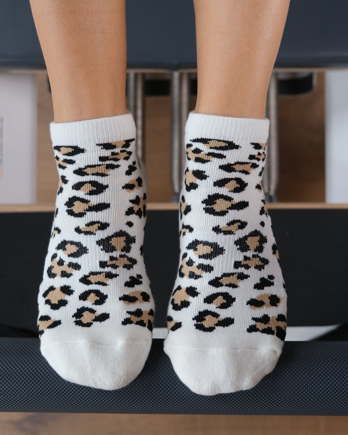 Kurze casaleo Grip Socken mit Leo Muster auf dem Reformer von oben