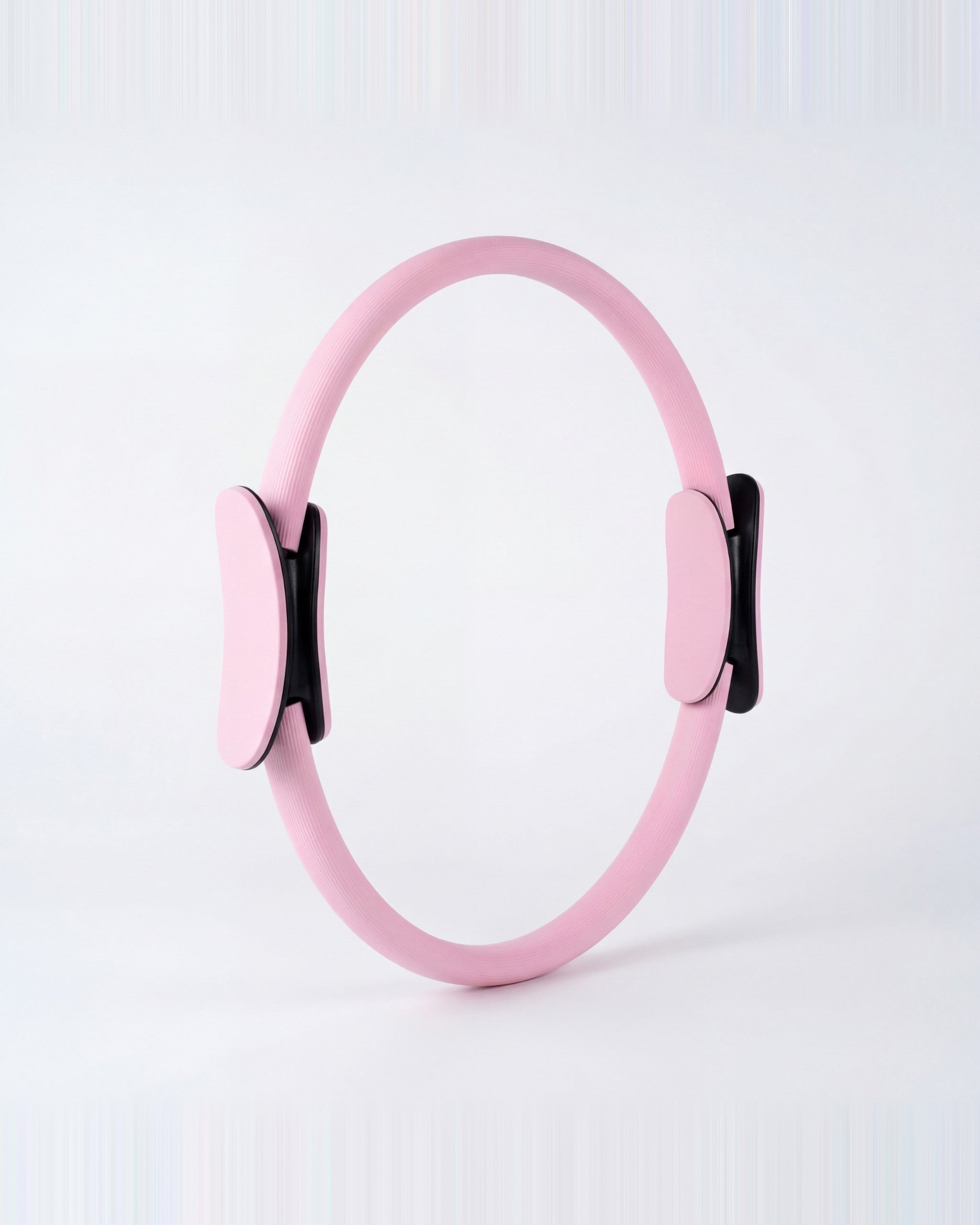 Pilates Ring von CASALEO in Light Pink von der Seite im Studio #Farbe_Light Pink