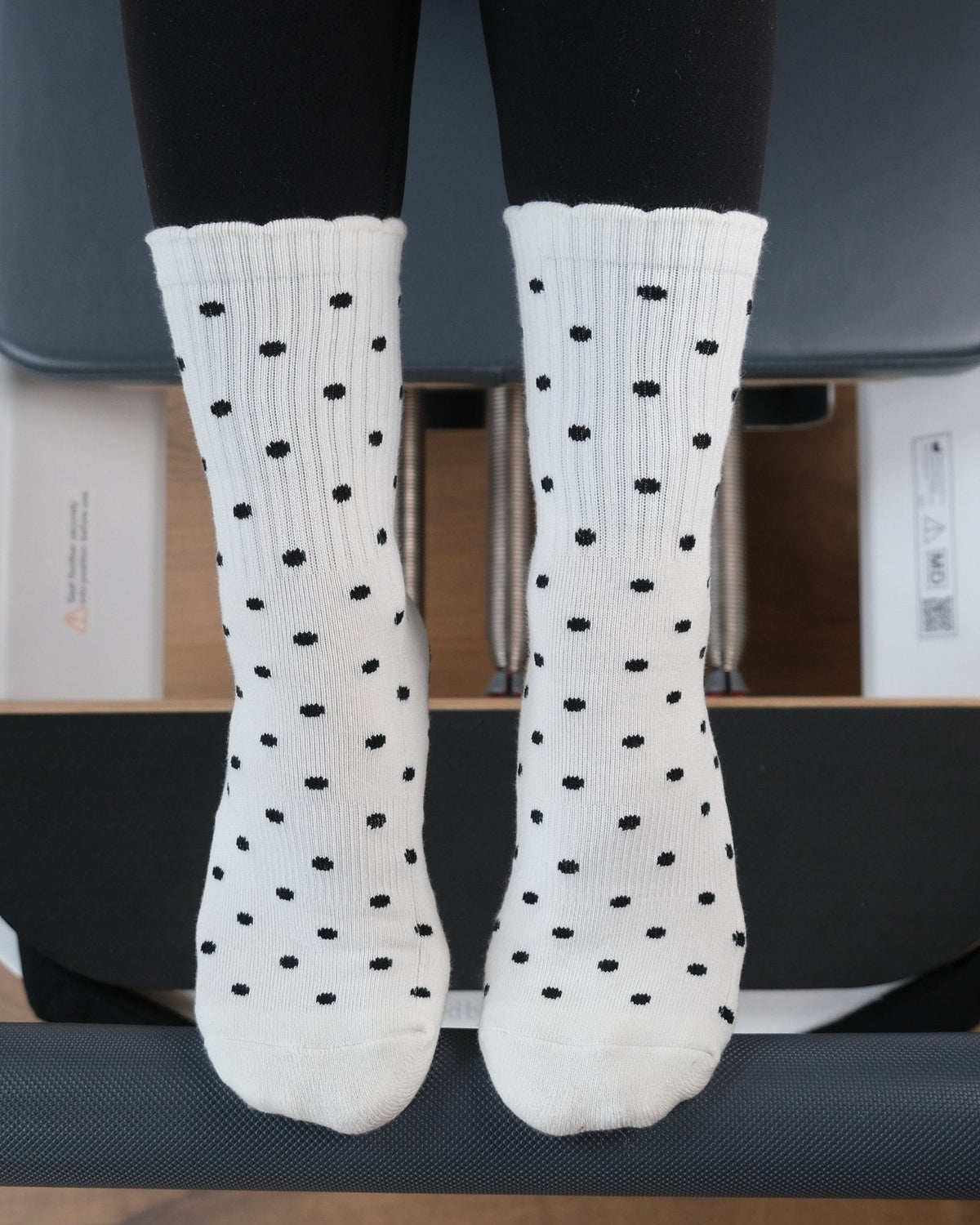 casaleo Grip Socken mit Polkadot Muster auf dem Reformer von oben