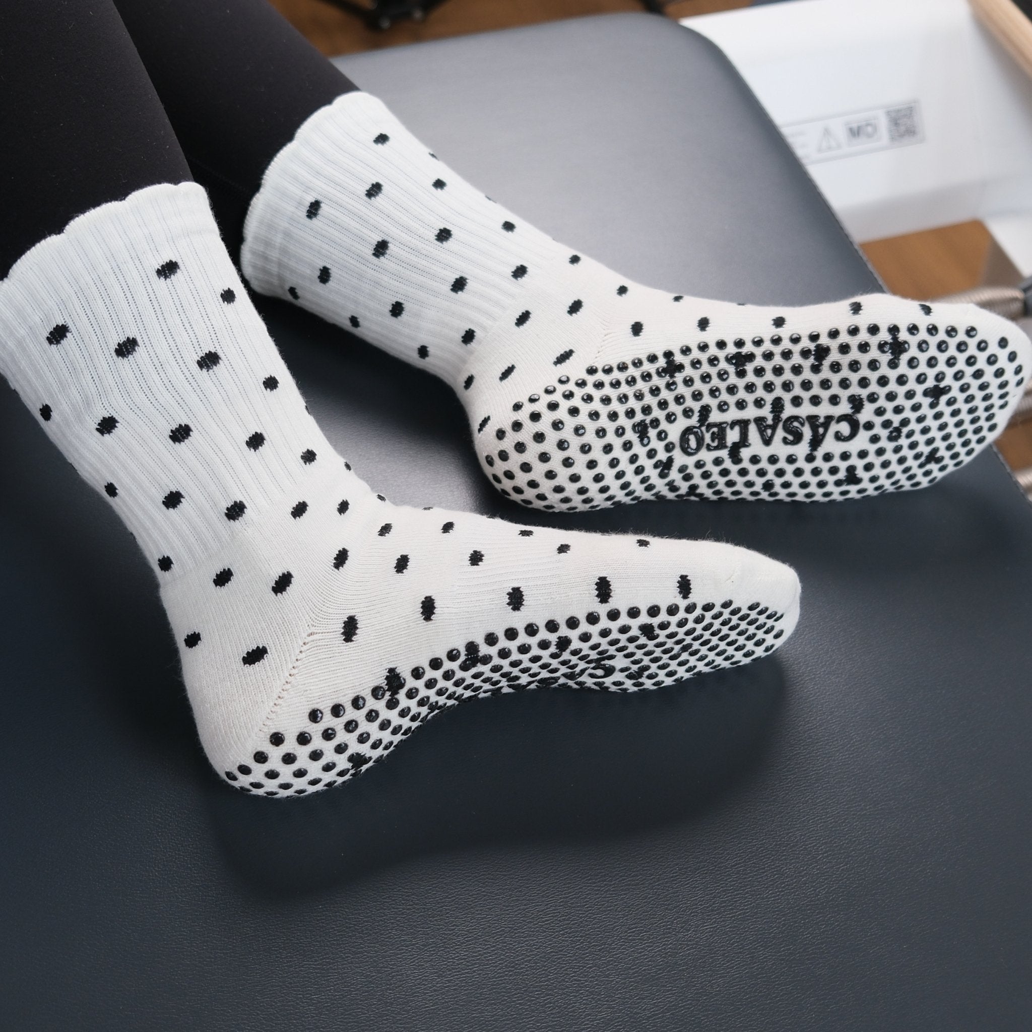 CASALEO Grip Socken mit Polkadot Muster auf dem Reformer von unten