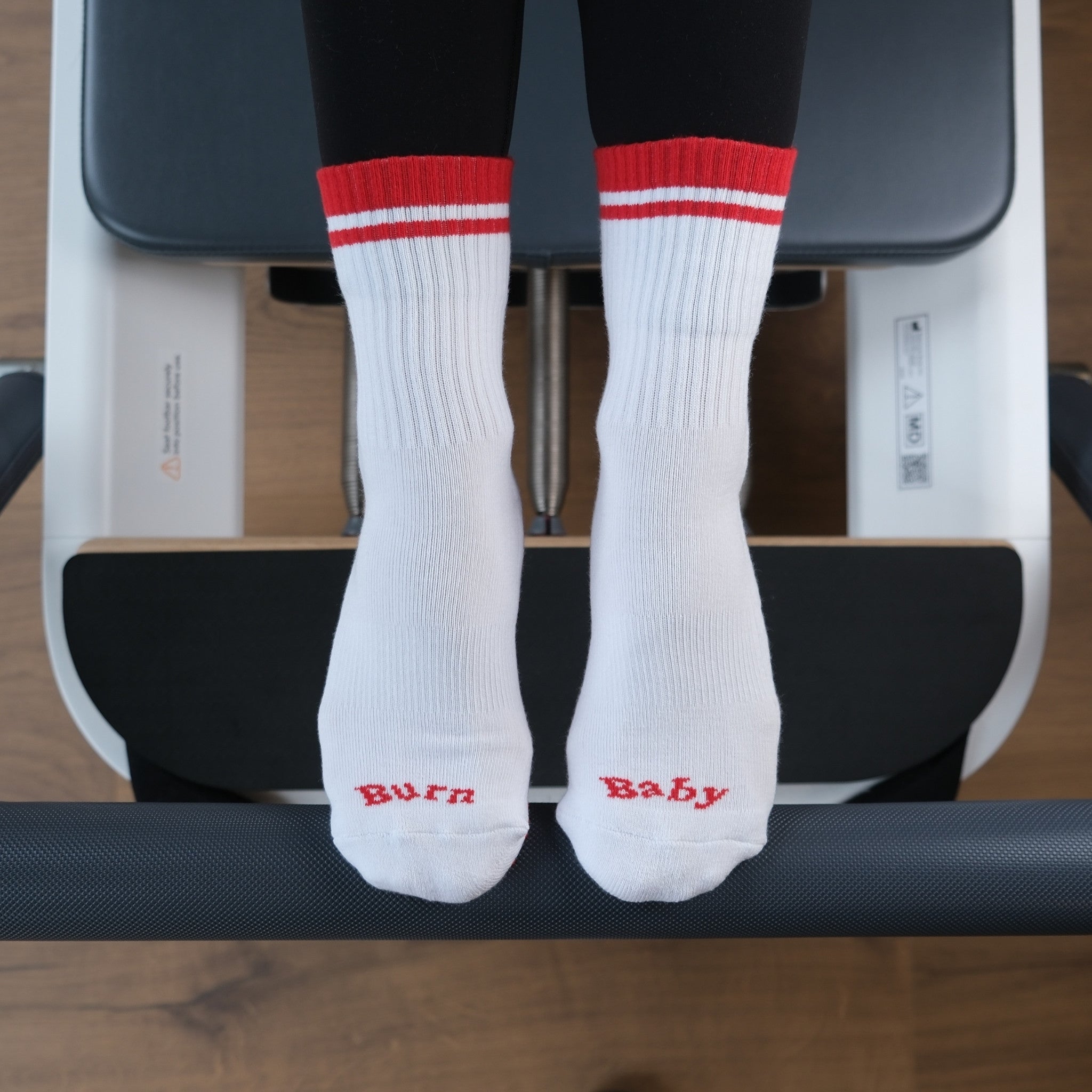 CASALEO Grip Socken mit Burn Baby Aufschrift auf dem Reformer von oben