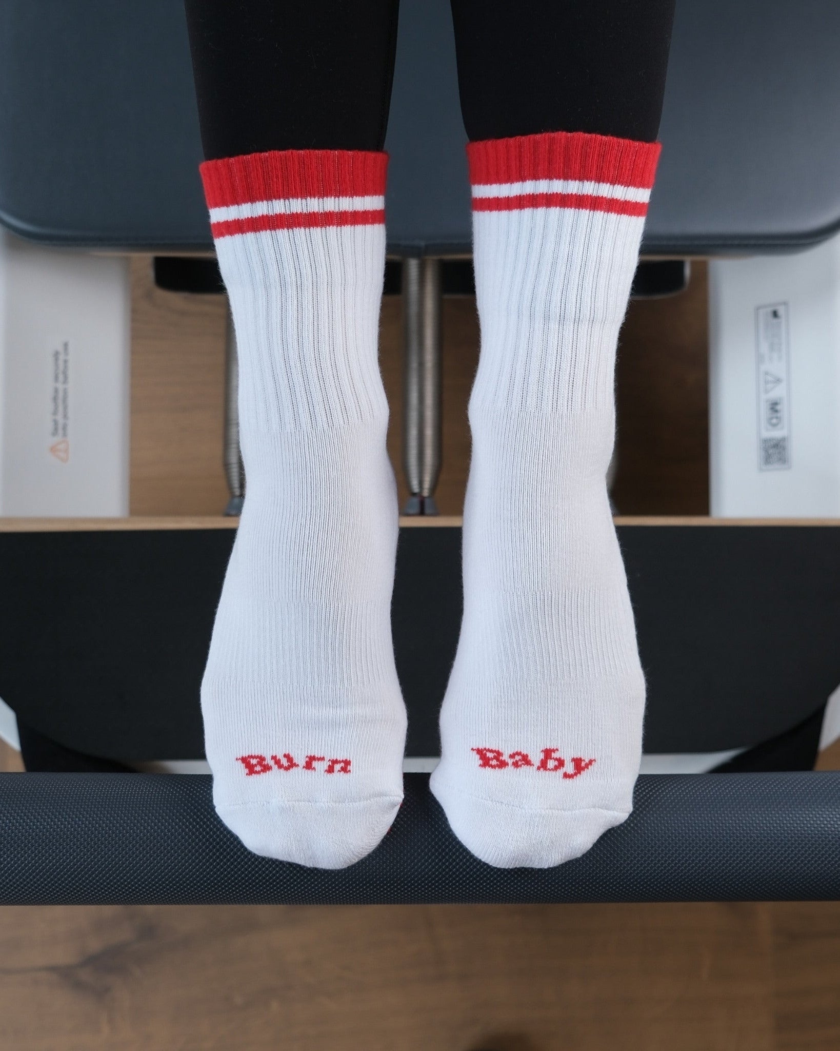 CASALEO Grip Socken mit Burn Baby Aufschrift auf dem Reformer von oben