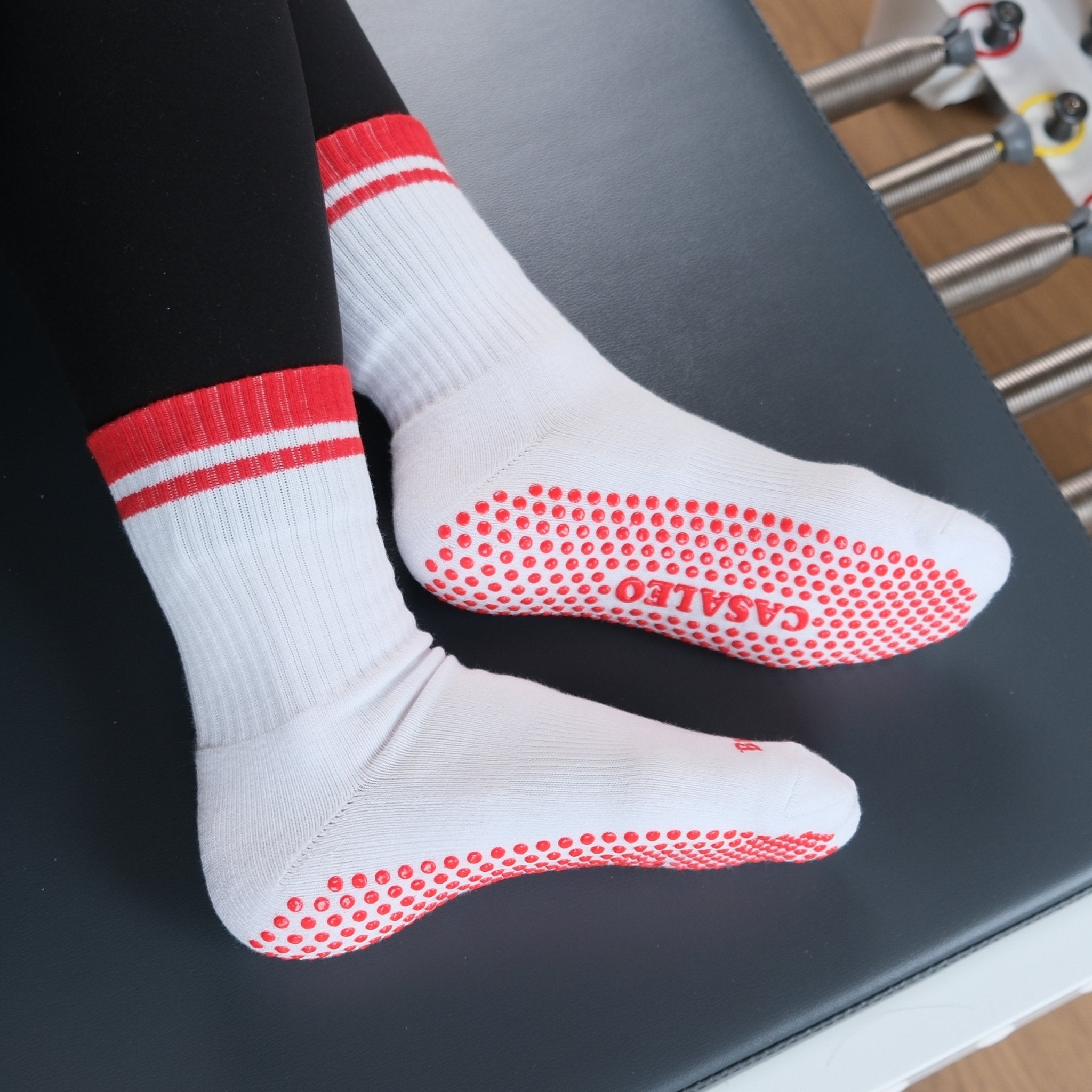 CASALEO Grip Socken mit Burn Baby Aufschrift auf dem Reformer von unten