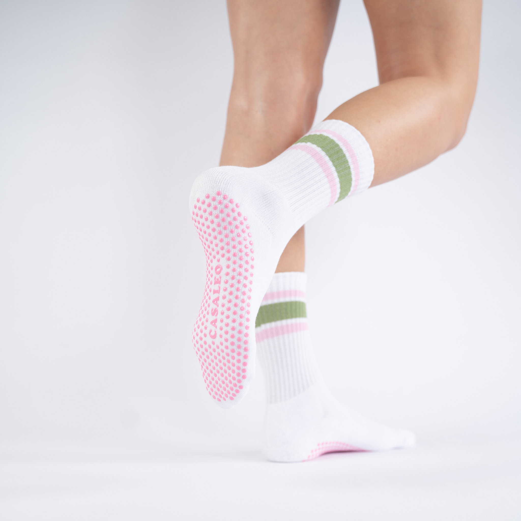 CASALEO Grip Socken in Weiß mit grünem und pinken Streifen von hinten