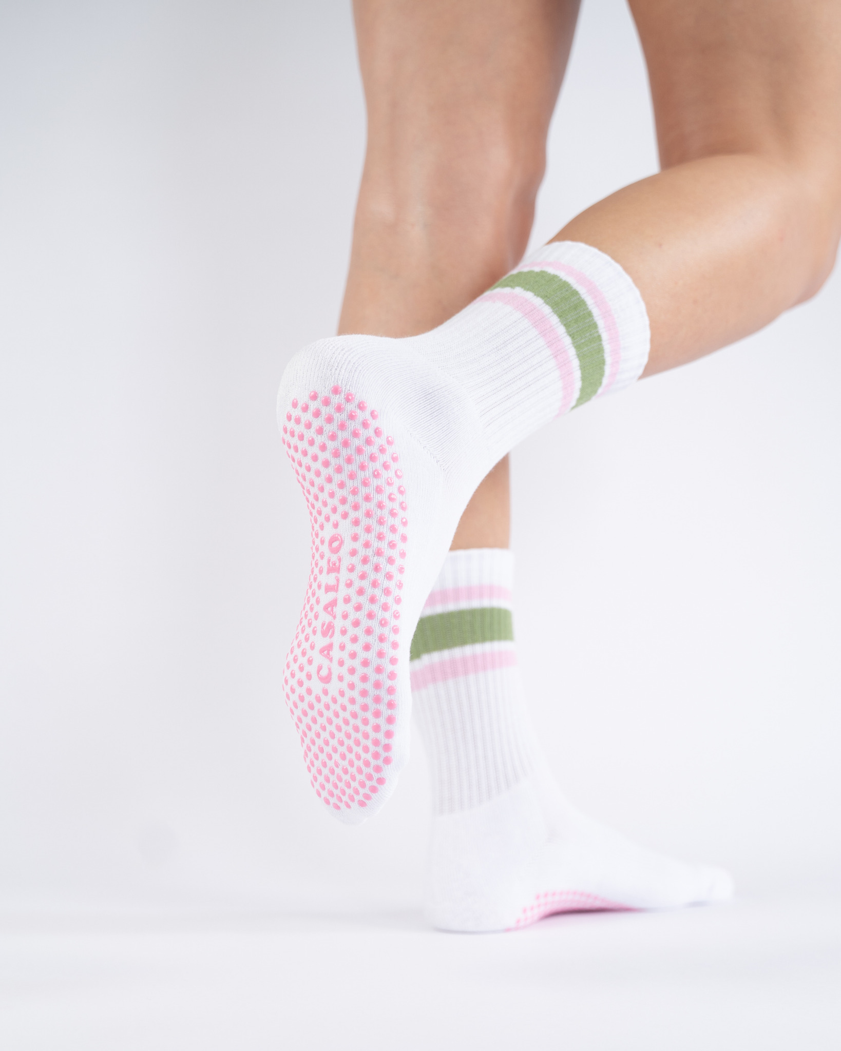 CASALEO Grip Socken in Weiß mit grünem und pinken Streifen von hinten