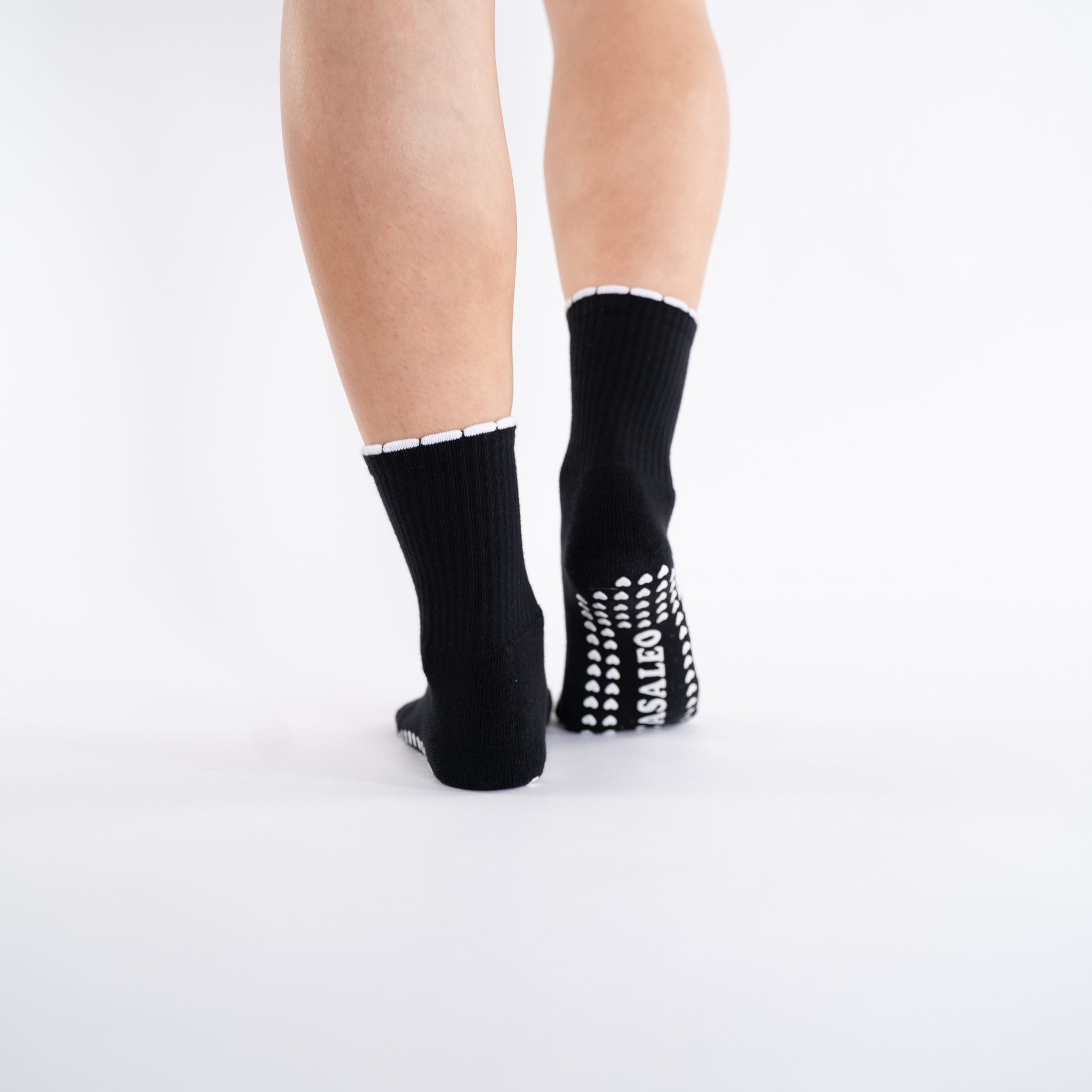 CASALEO Grip Socken in Schwarz mit Rüschen Detail in Weiß von hinten