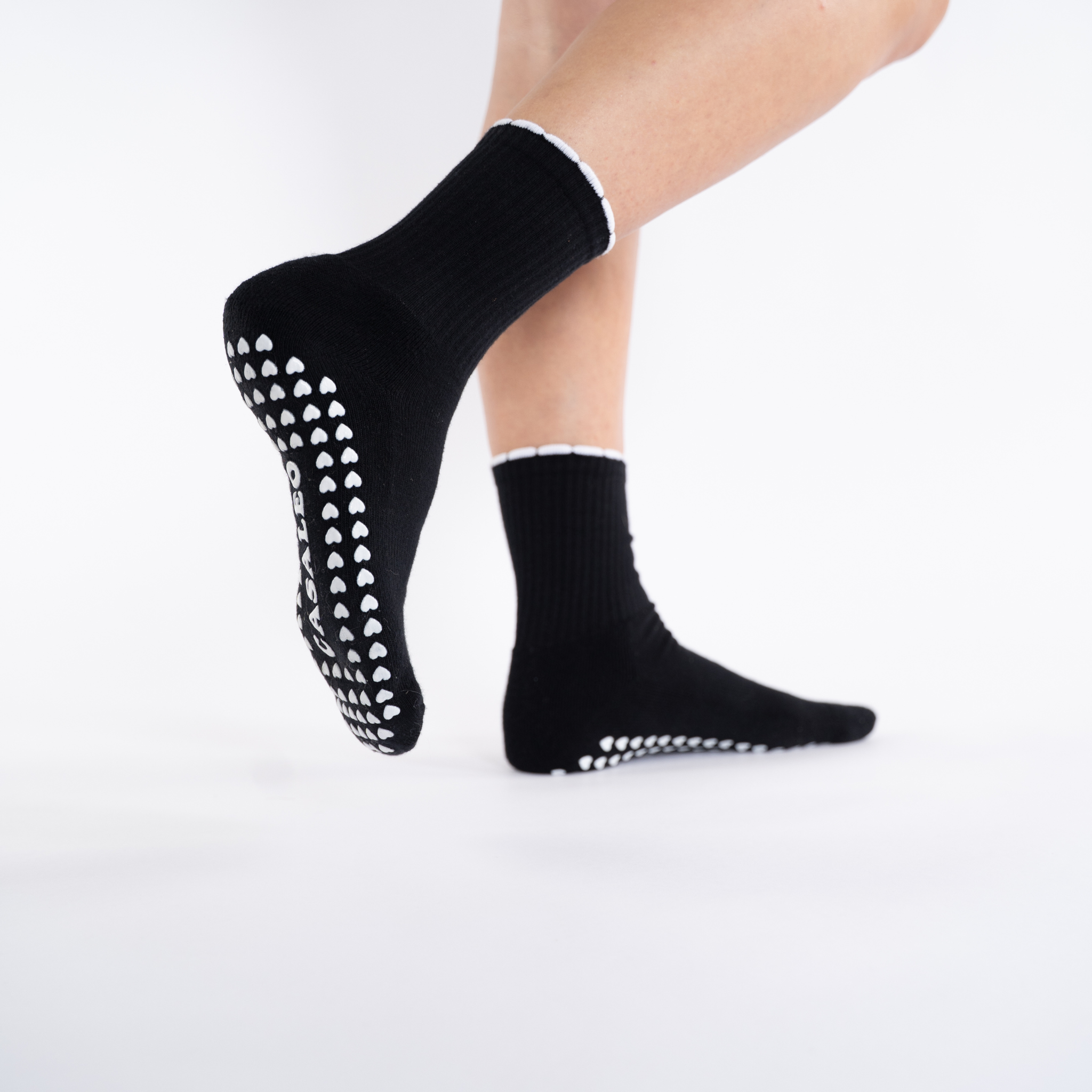 CASALEO Grip Socken in Schwarz mit Rüschen Detail in Weiß von der Seite