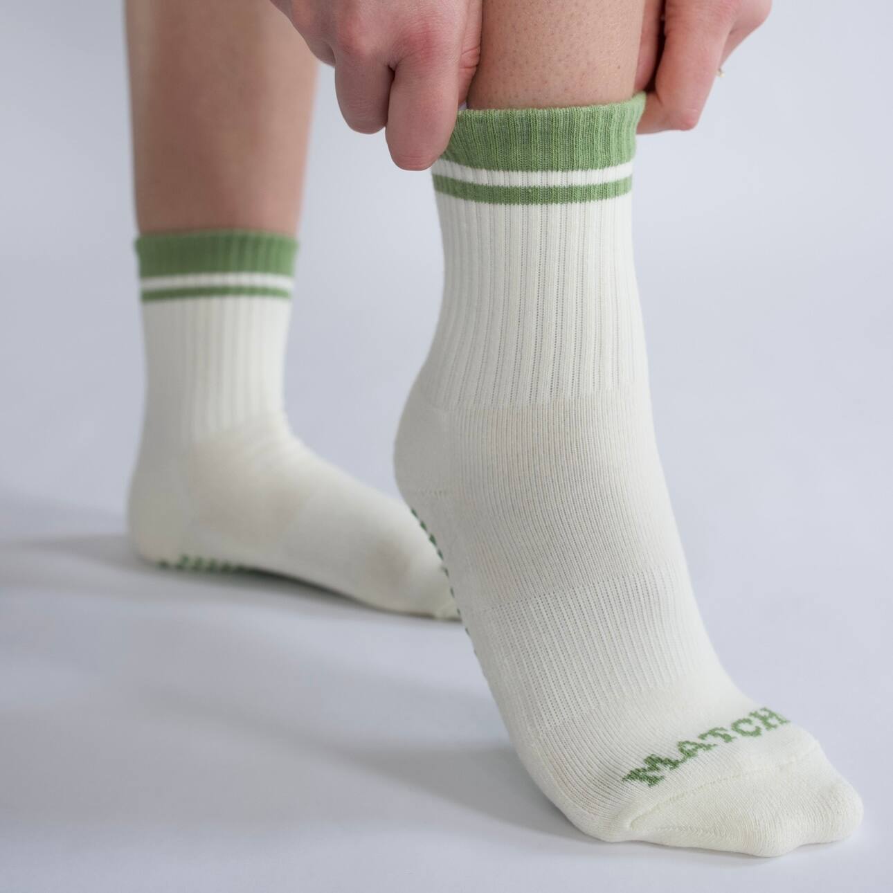Pilates Socken in Weiß und Grün, Modell MATCHA LOVER