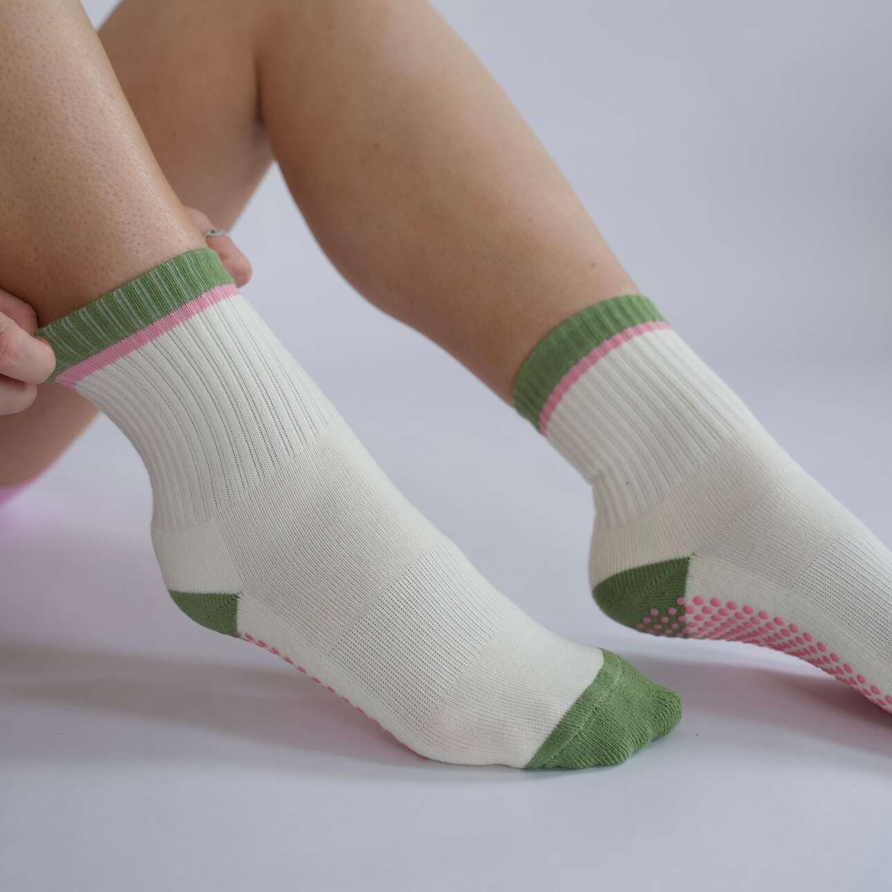 Pilates Socken in Weiß, Grün und Pink, Modell TRICOLOR