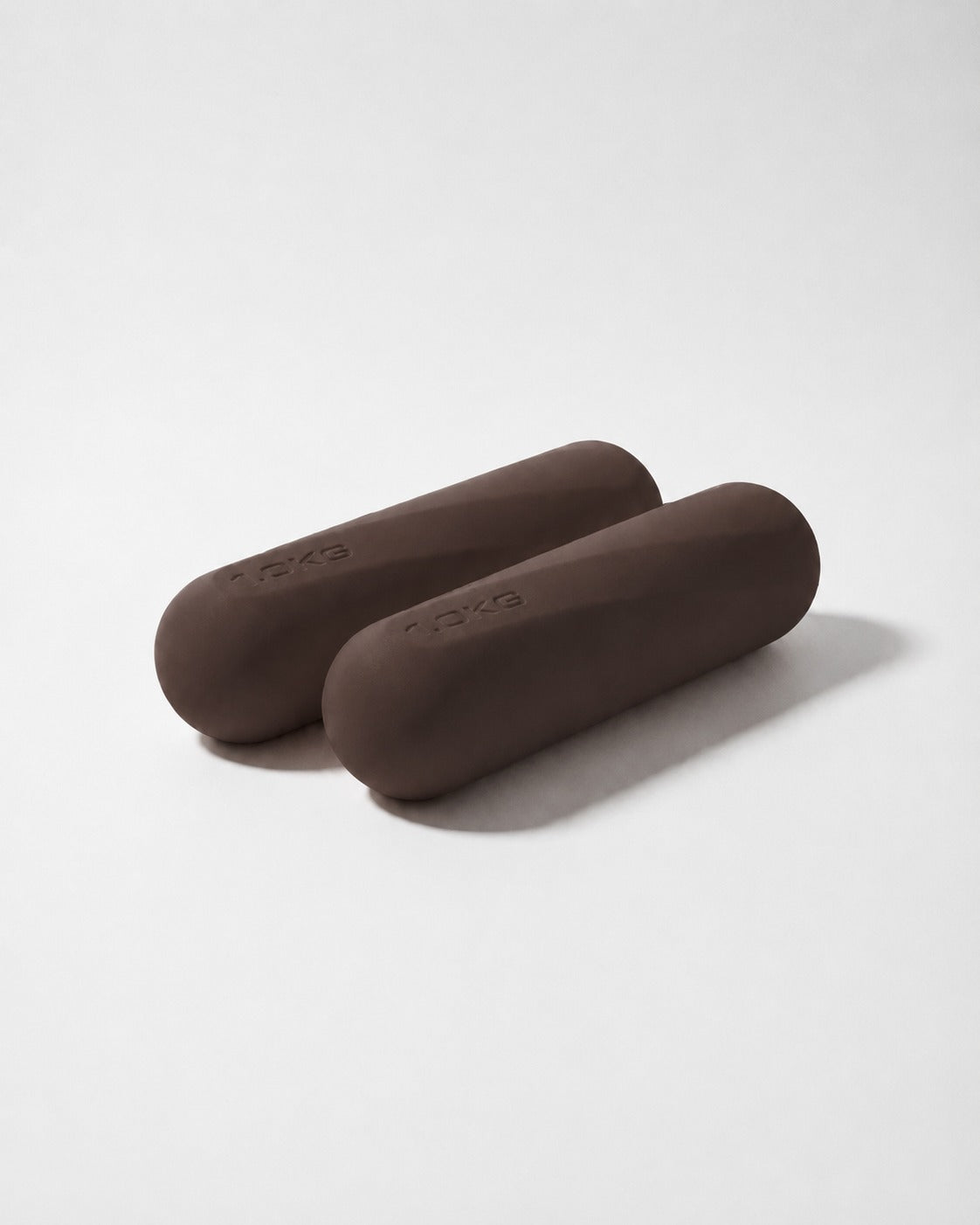 casaleo Pilates Hanteln 1 kg in Chocolate Brown parallel auf dem Boden #Farbe_Chocolate Brown