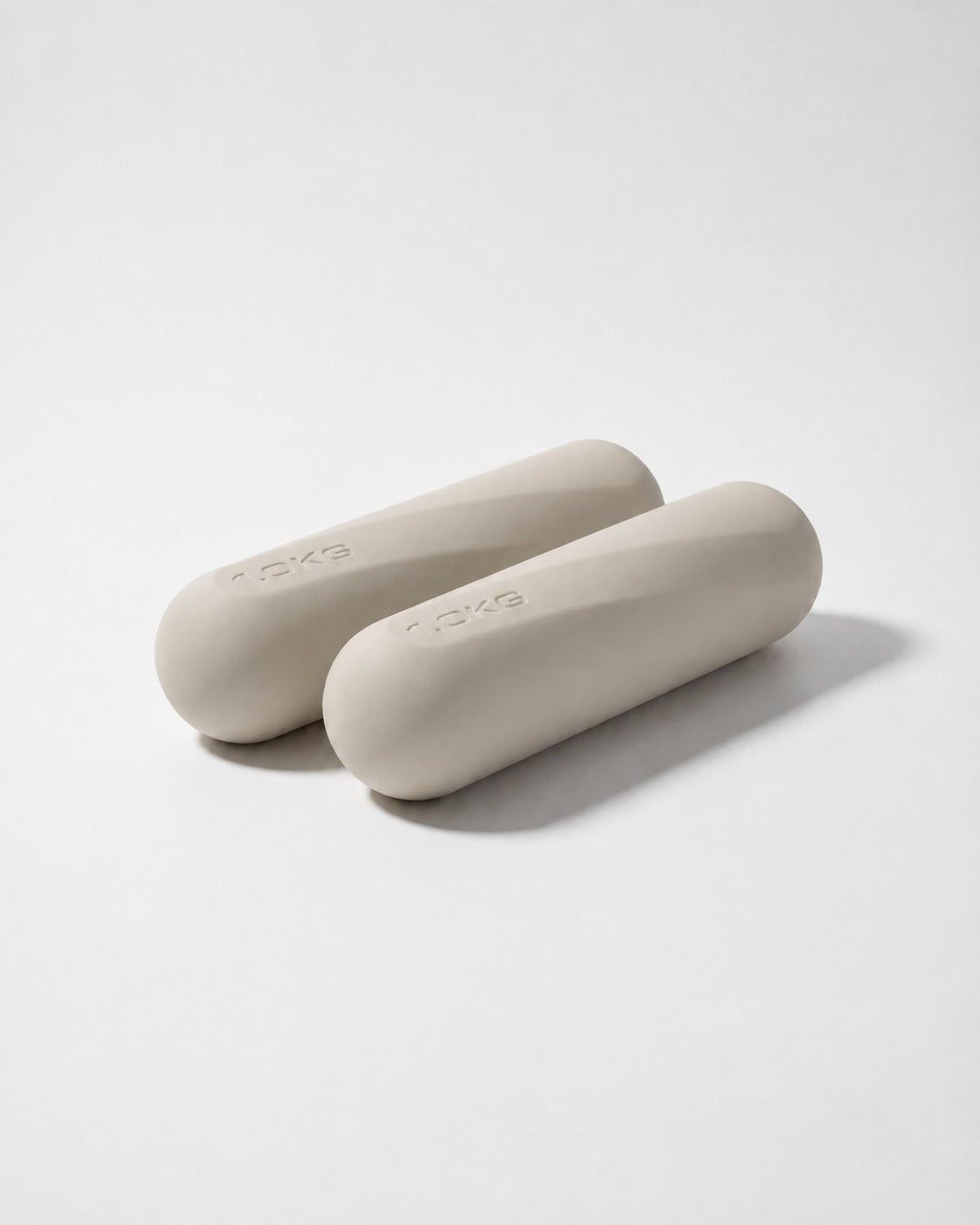 casaleo Pilates Hanteln 1 kg in Ivory parallel auf dem Boden #Farbe_Ivory