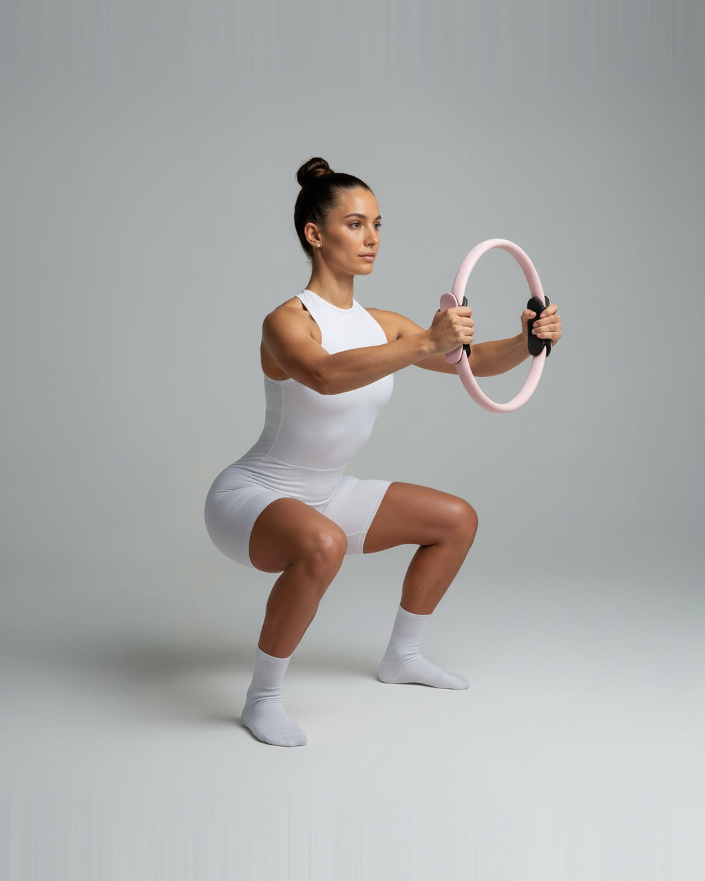 Model hält den CASALEO Pilates Ring vor Fotoleinwand #Farbe_Light Pink